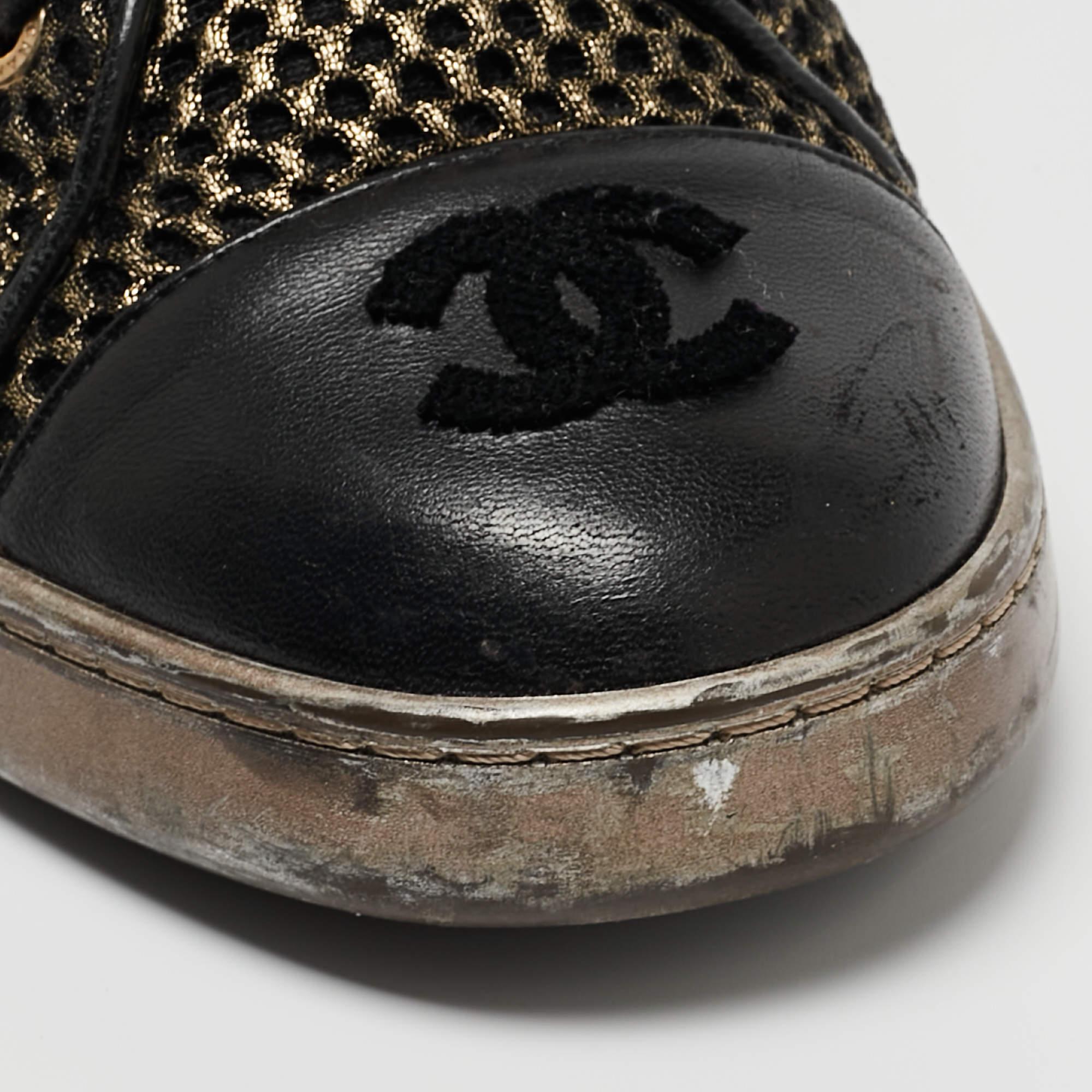 Chanel Black/Gold Mesh and Leather CC Cap Toe Lace Up Sneakers Size 40 For Sale 2