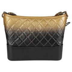 Chanel - Hobo Gabrielle en cuir de chèvre matelassé noir et or, taille moyenne