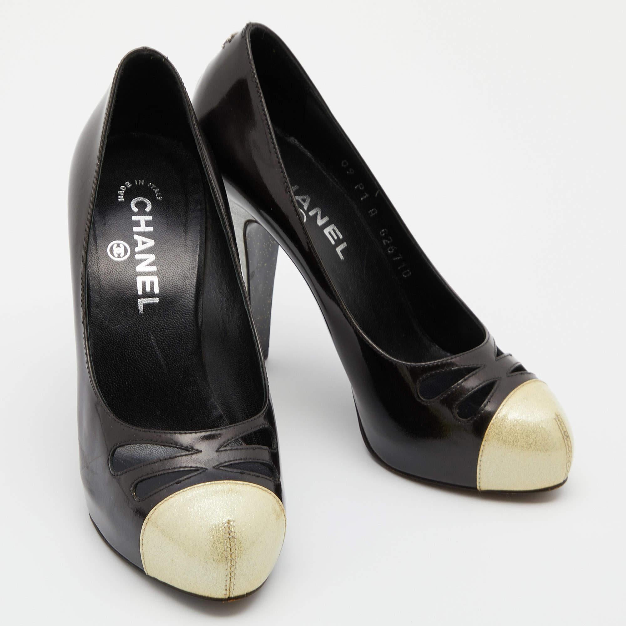 Chanel Black/Gold Patent and Leather CC Cap Toe Pumps 37.5 For Sale 1