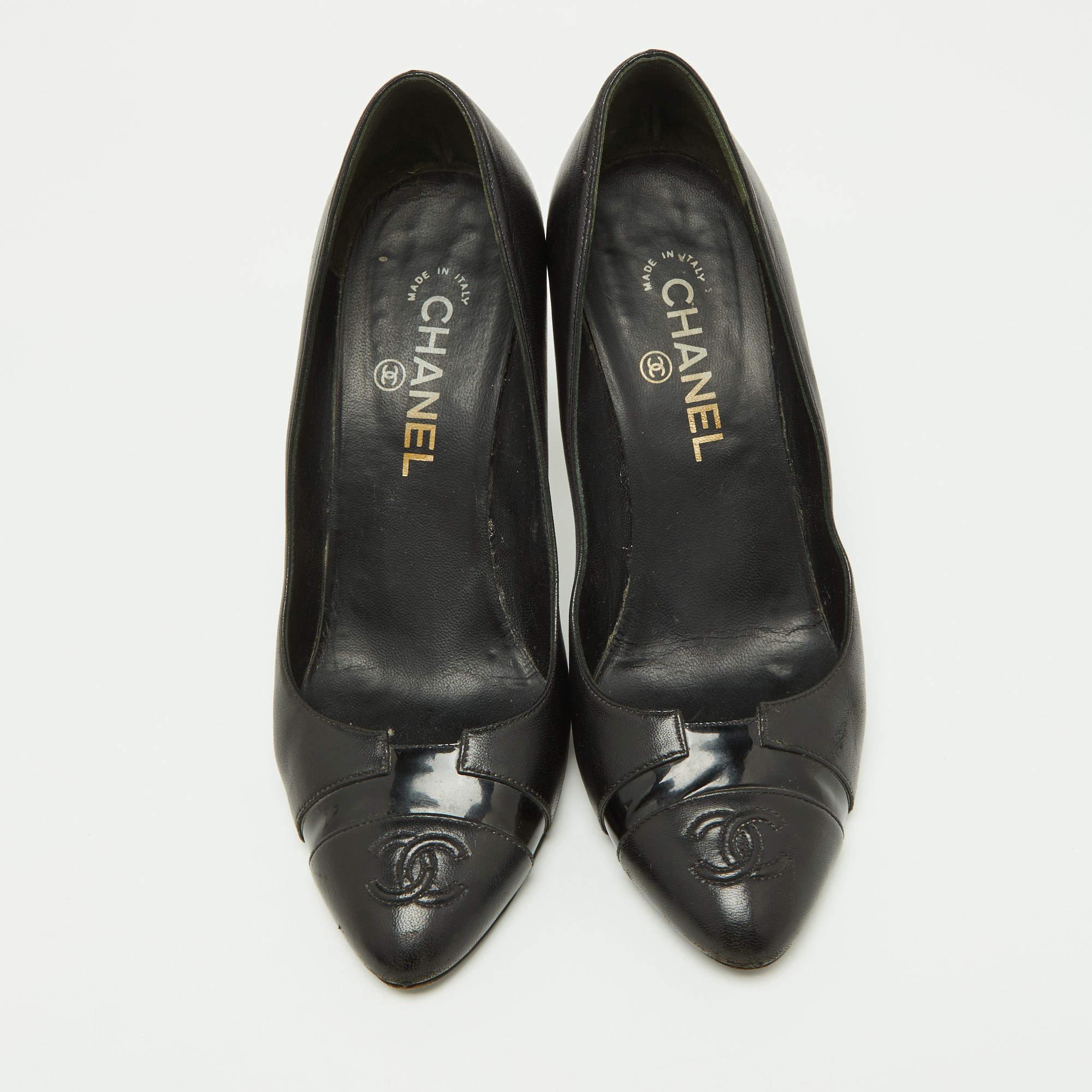 Chanel Black/Gold Patent and Leather CC Cap Toe Pumps Size 39.5 In Good Condition In Dubai, Al Qouz 2
