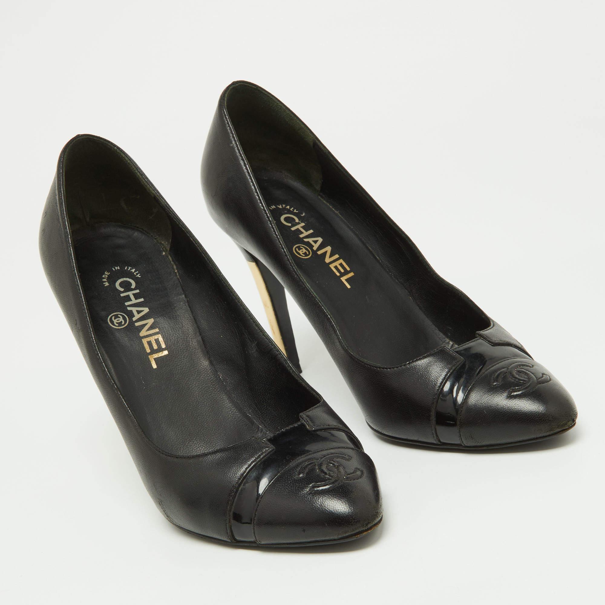 Women's Chanel Black/Gold Patent and Leather CC Cap Toe Pumps Size 39.5