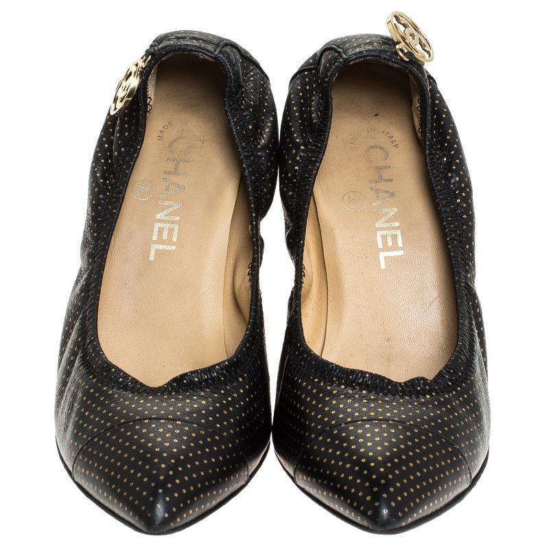 These Chanel pumps are simply elegant and luxe. Crafted from leather, they flaunt pointed toes, polka dots all over, a CC charm and a scrunch style to give you a good fit. The pair is complete with comfortable insoles and 6 cm heels.

Includes: