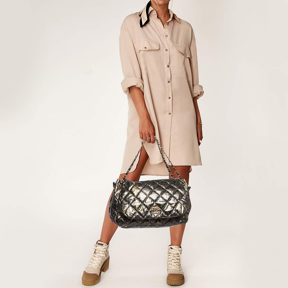 The fashion house's tradition of excellence coupled with modern design sensibilities works to make this Chanel Accordion Flap Bag bag one of a kind. Its a fabulous accessory for everyday use.