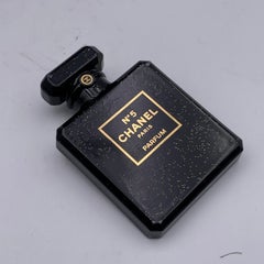 Chanel Broche en résine or noir pailletée Chanel No. 5 Parfum
