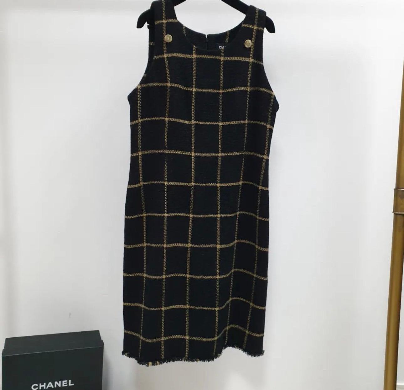 Chanel Black/Gold Sleeveless Tweed Dress
Made In France
Composition: 95% Wool, 5% Nylon
Back Zipper Closure
Sz. 42
Very good condition