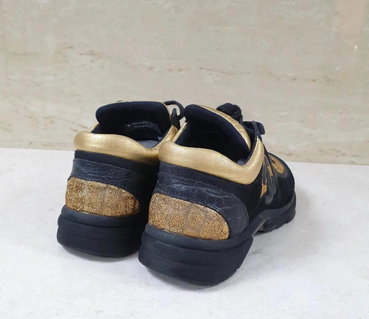 Special edition

Chanel sneakers in black suede  and gold fabric with a crocodile effect.

Sz.39

Condition is very good.Signs of wear seen on pics

No original packaging.