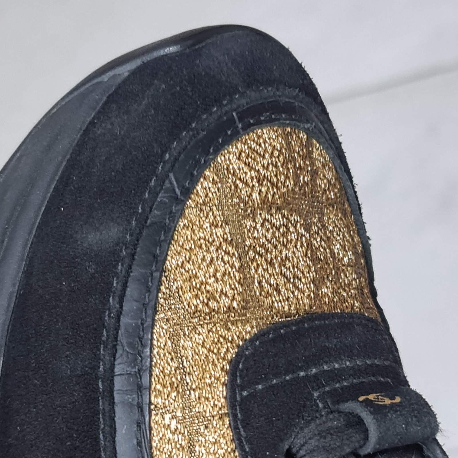 Chanel Black/Gold Suede and Leather CC Low Top Sneakers  In Good Condition For Sale In Krakow, PL