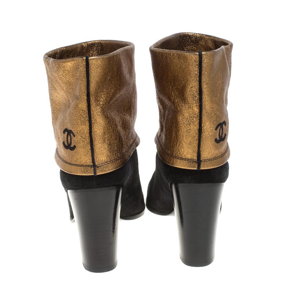 Chanel Black/Gold Suede CC Fold Ankle Boots Size 41 In Good Condition In Dubai, Al Qouz 2