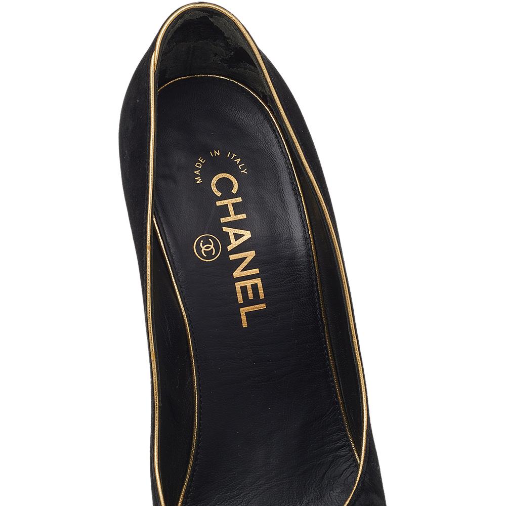 Chanel Black/Gold Suede Platform Pumps Size 38.5 For Sale 2