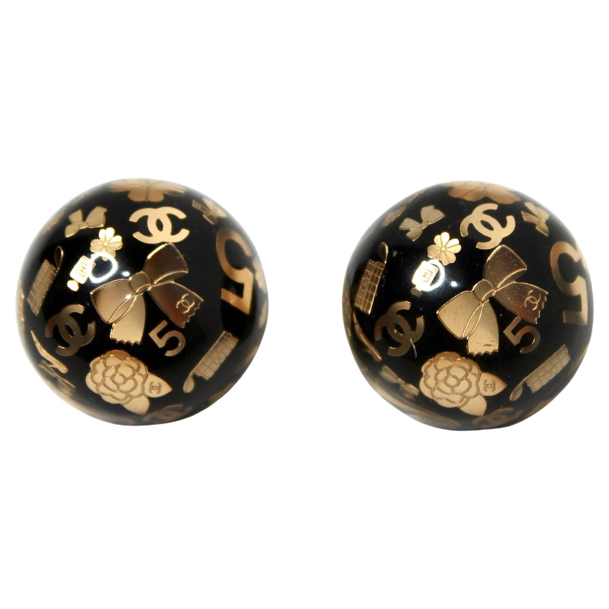 Orecchini a bottone in resina Chanel Iconic Charm nero e dorato in vendita