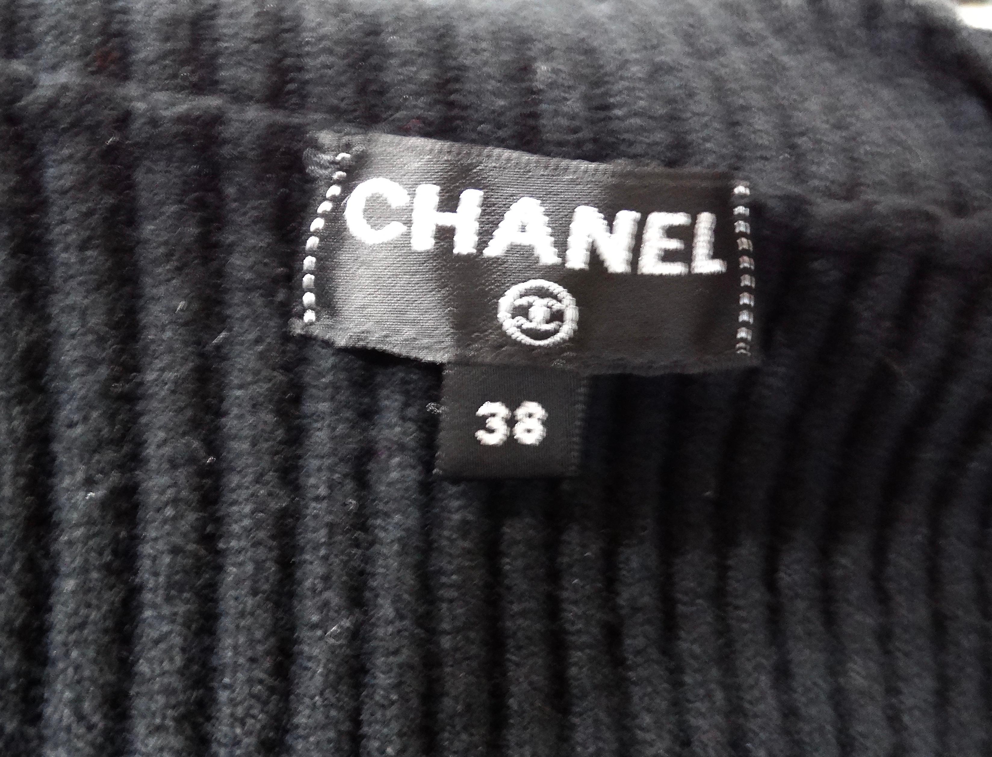 Chanel - Top en laine côtelée avec chaînes CC imbriquées en noir et en or en vente 4