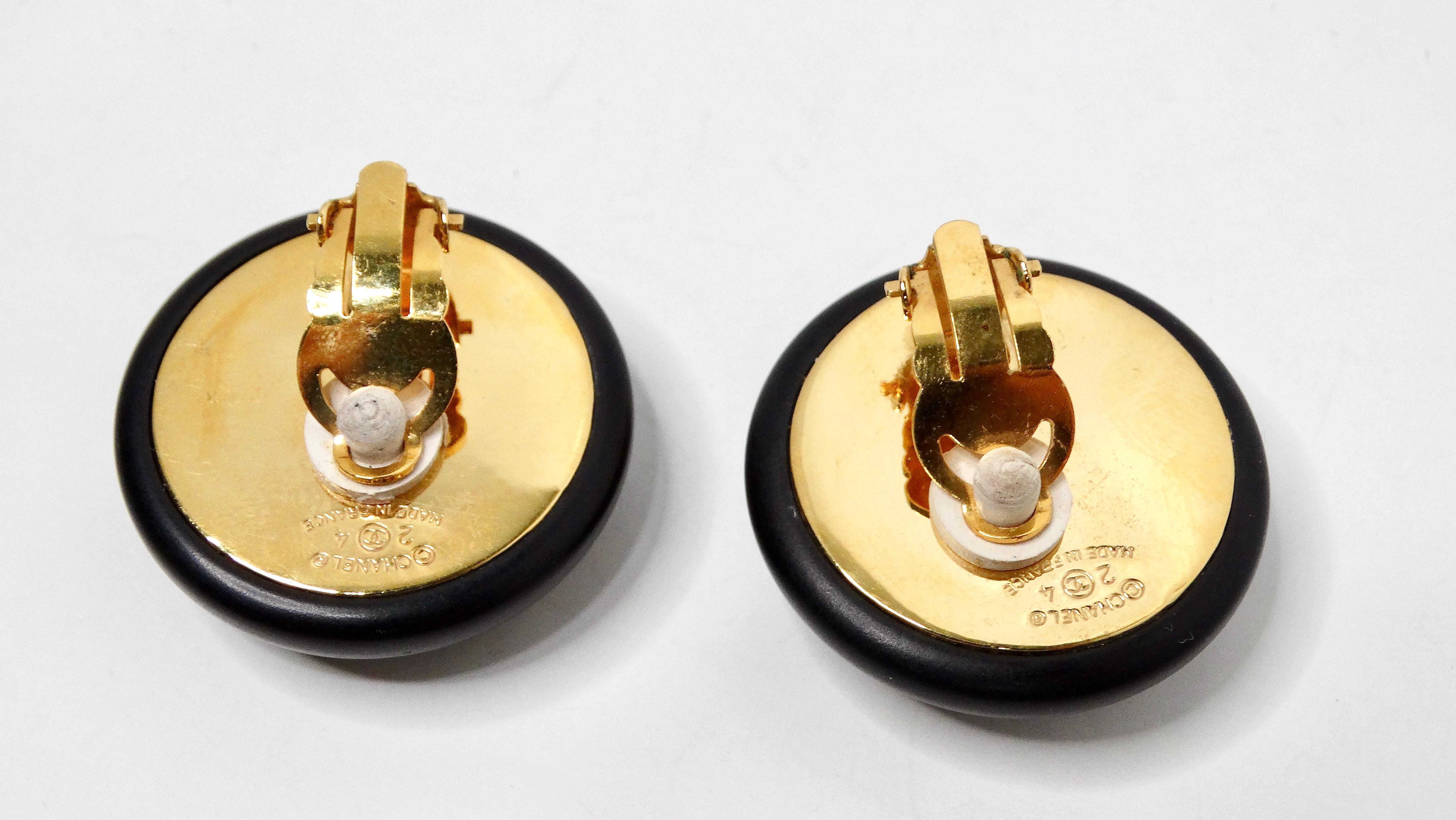 Chanel Black & Gold Tone Interlocking CC Round Clip-On Earrings circa 1989 In Good Condition For Sale In Scottsdale, AZ