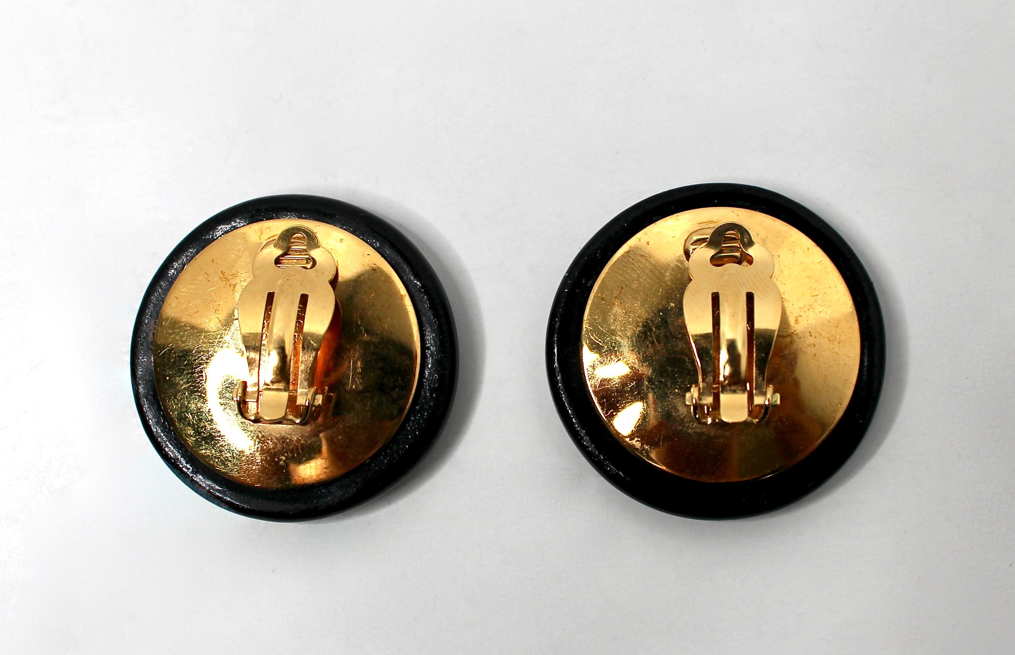 Chanel Schwarze und goldfarbene runde Ohrringe mit Clip, circa 1997 im Zustand „Gut“ im Angebot in Scottsdale, AZ