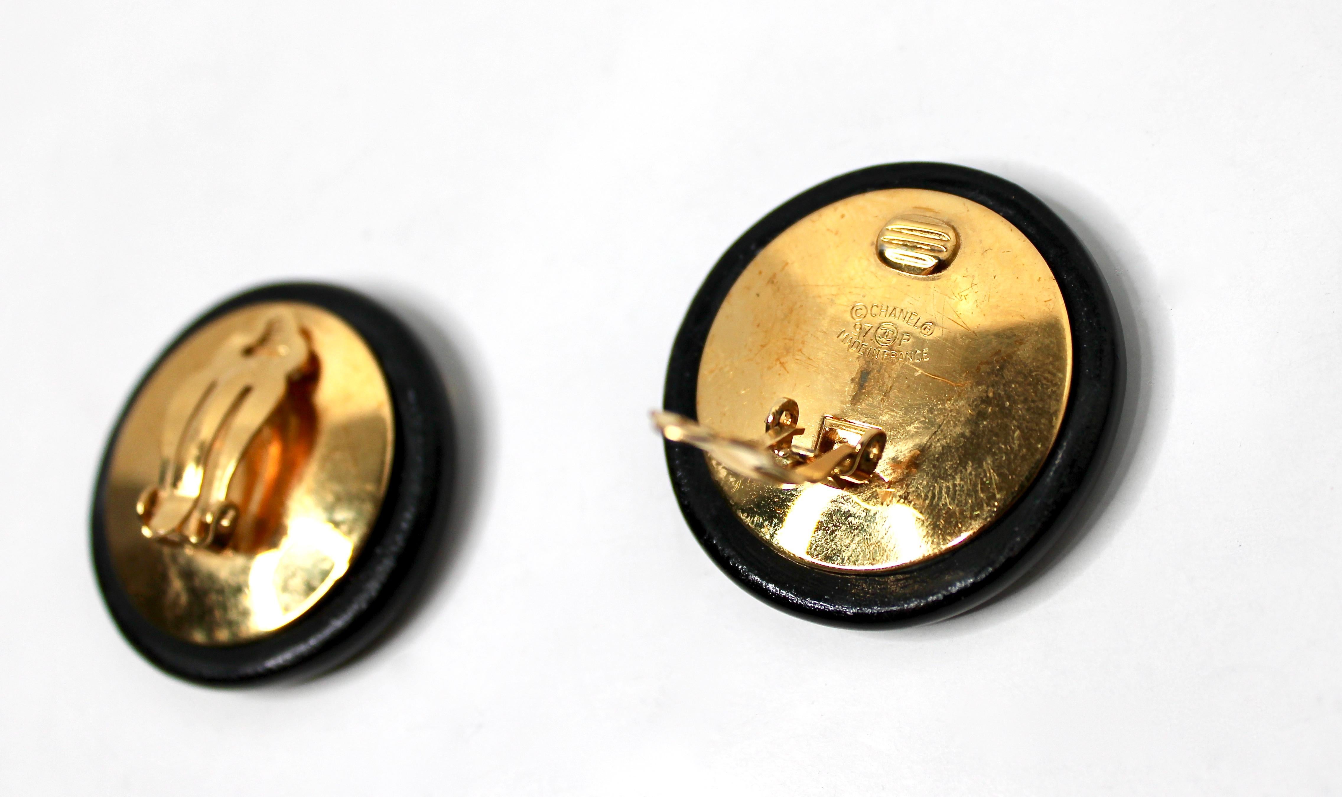 Chanel Schwarze und goldfarbene runde Ohrringe mit Clip, circa 1997 für Damen oder Herren im Angebot