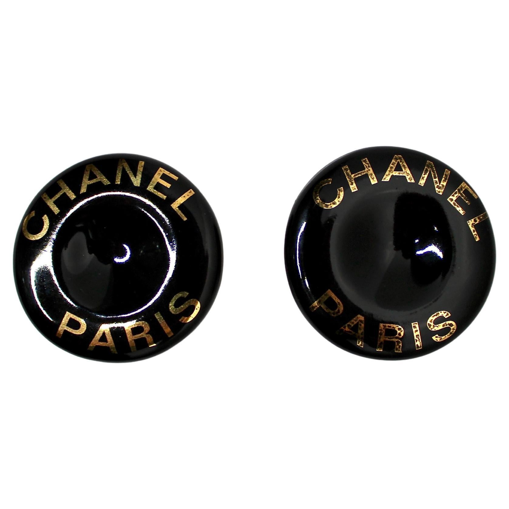 Orecchini a clip tondi Chanel neri e dorati, circa 1997