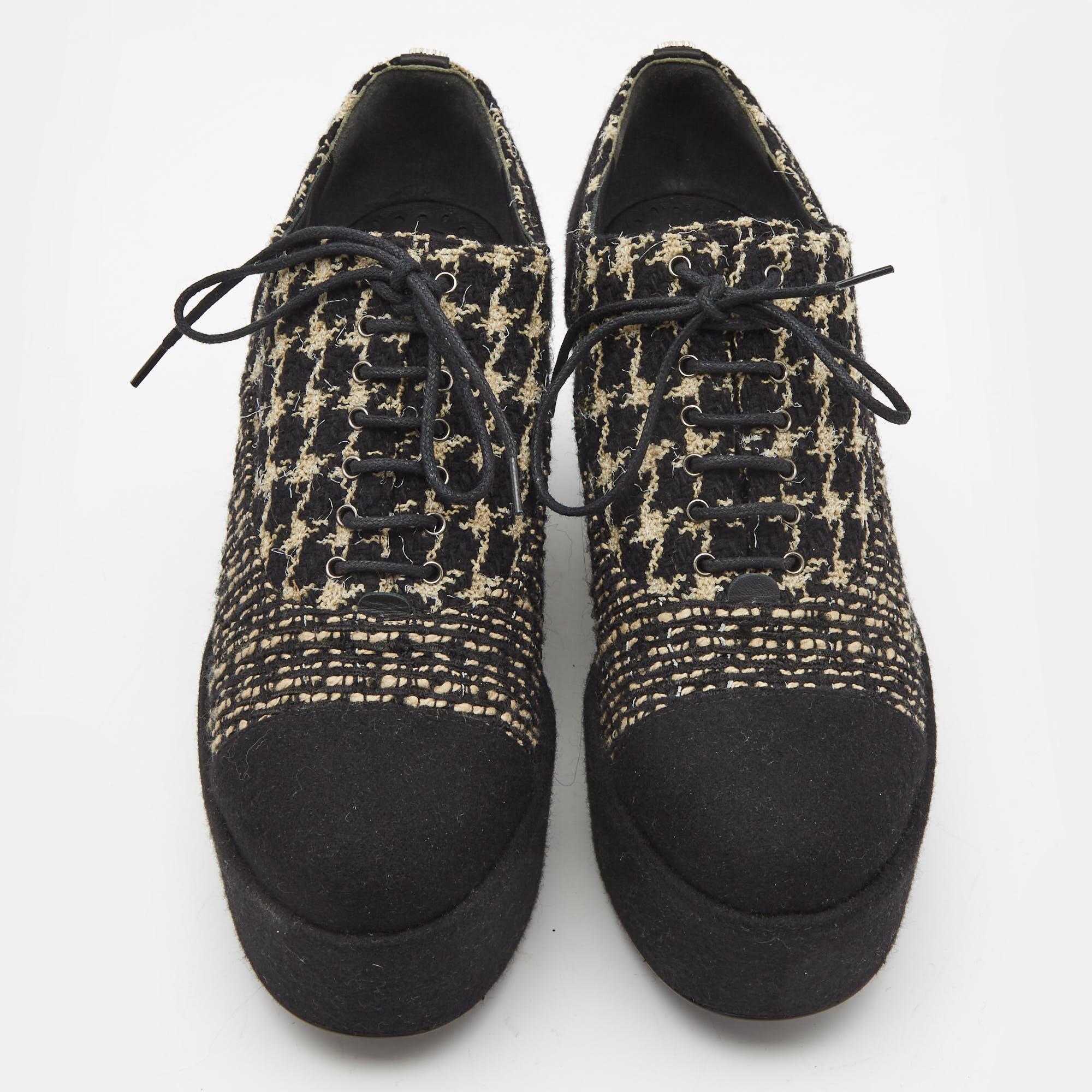 Offering a fine finish to your ensemble, this pair of Chanel oxfords symbolizes sophistication and comfort. They are made from tweed with lace-up closure on the upper and gold-tone hardware. The black and gold shade of this pair makes it a versatile