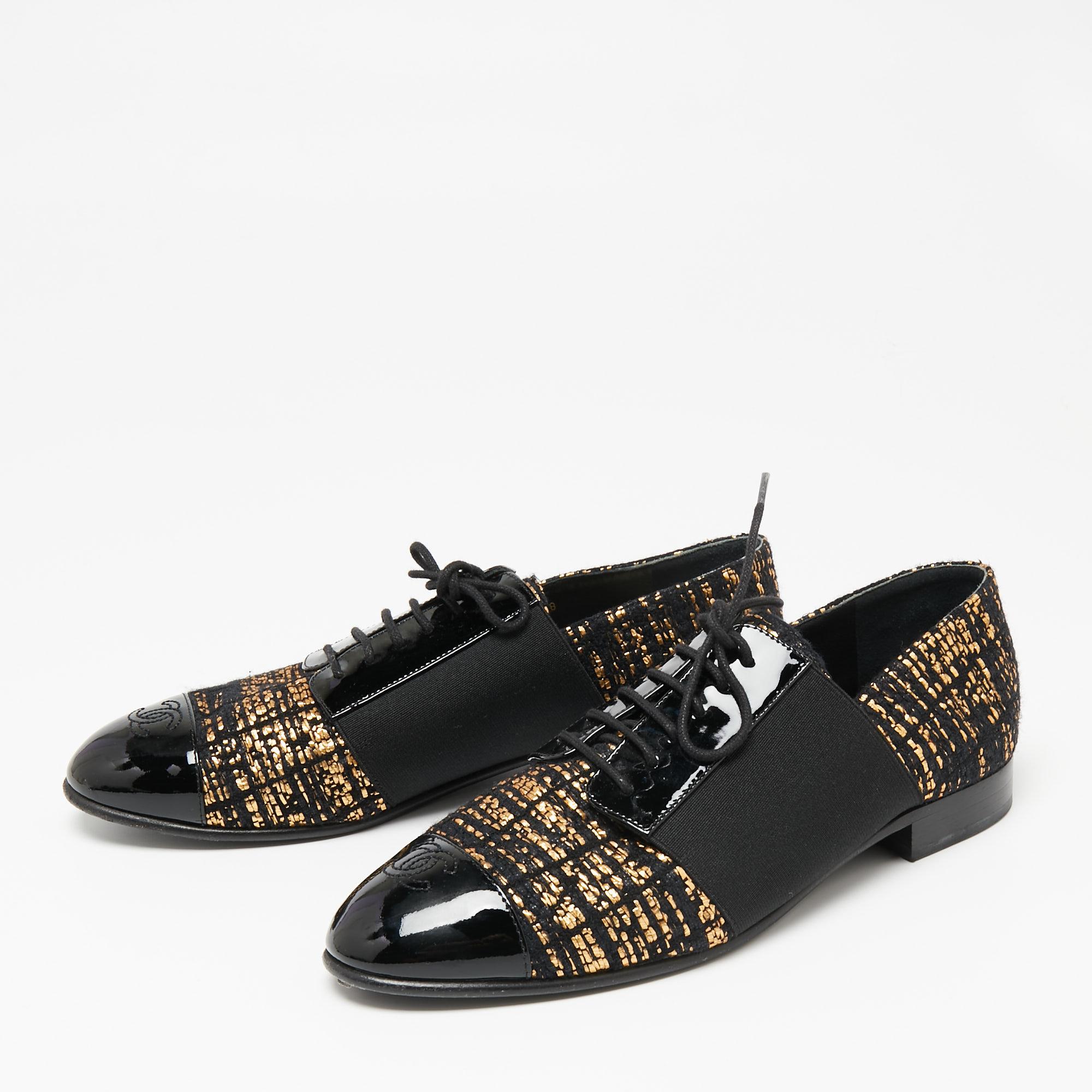 Chanel Black/Gold Tweed And Patent Cap Toe Oxfords Size 38 In Good Condition In Dubai, Al Qouz 2