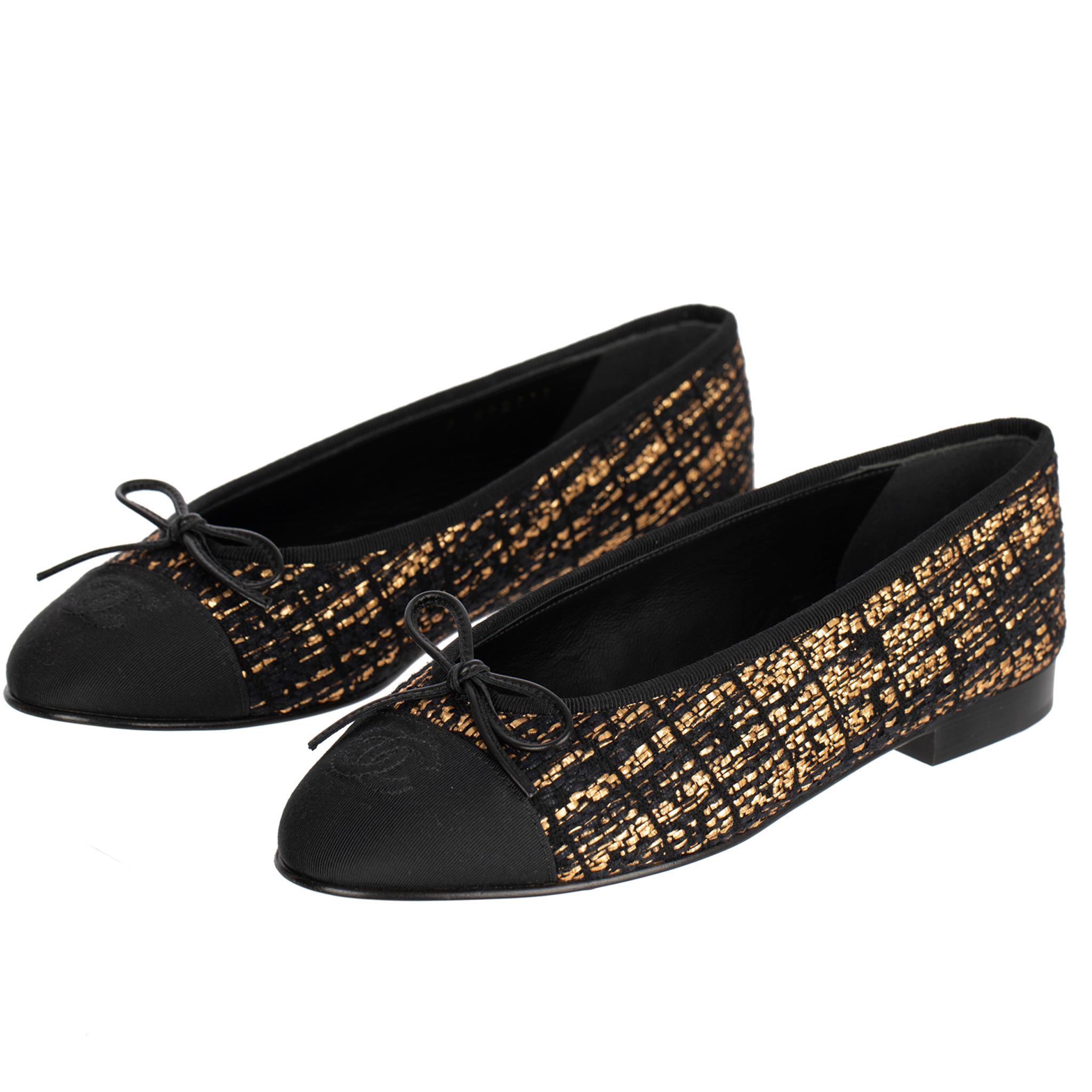 These Chanel Black & Gold Tweed ballet flats make a statement with their stylish classic design. Featuring an iconic tweed fabric, these flats are sure to make any look stand out. Crafted in size 37FR for a perfect fit.

Brand: Chanel

Product: