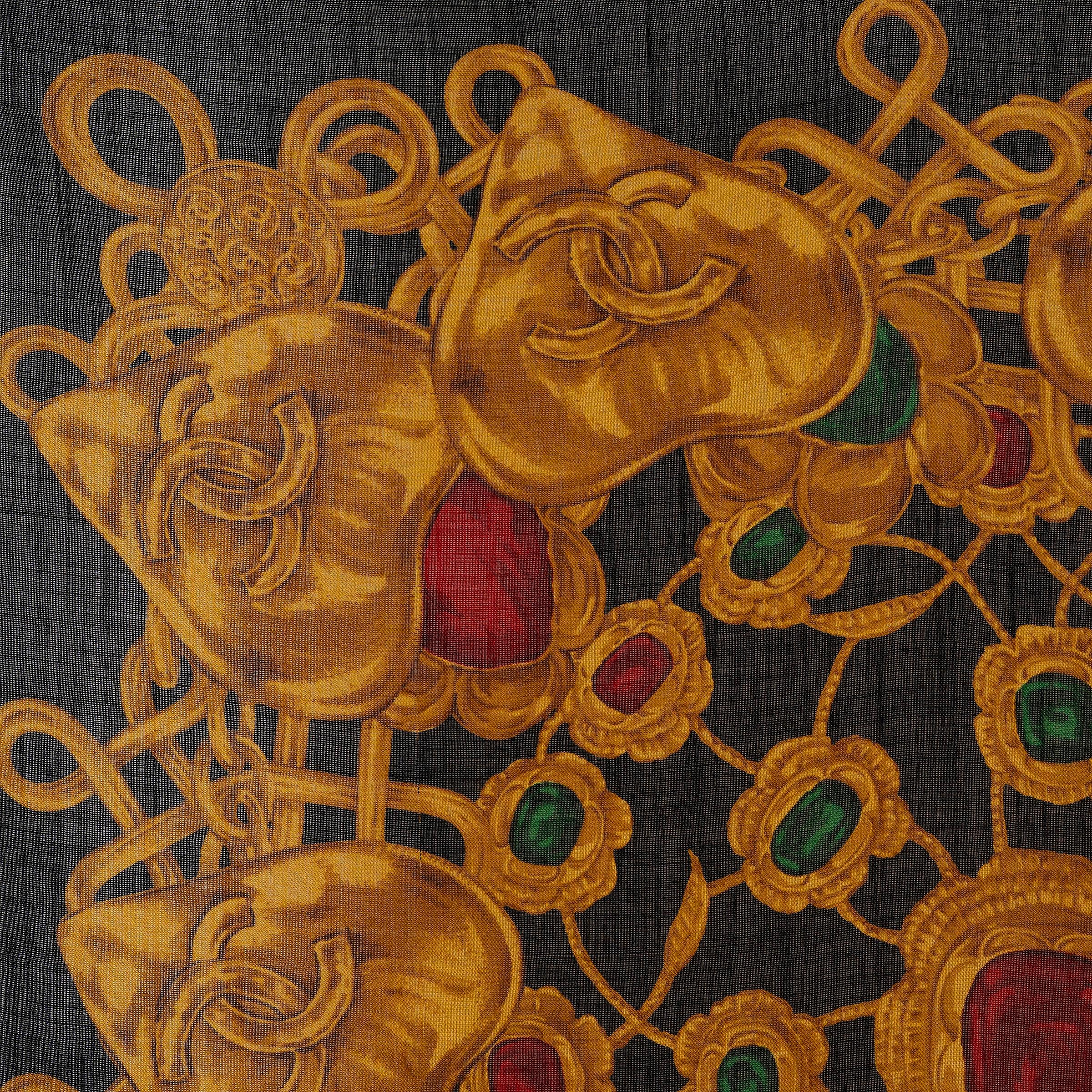 Marrone Sciarpa scialle XL di Chanel in lana e seta color oro e nero in vendita