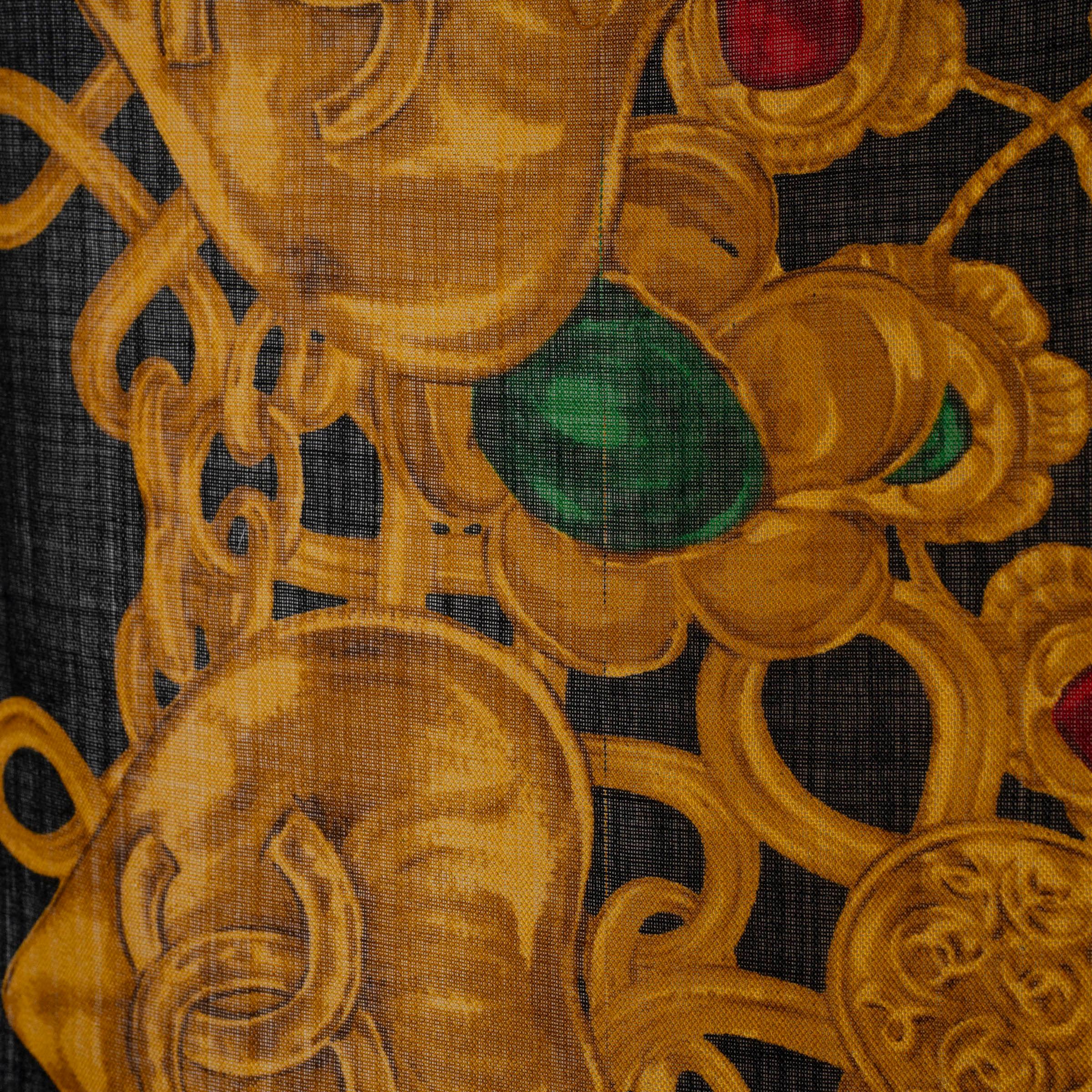 Sciarpa scialle XL di Chanel in lana e seta color oro e nero In condizioni buone in vendita a Zürich, CH