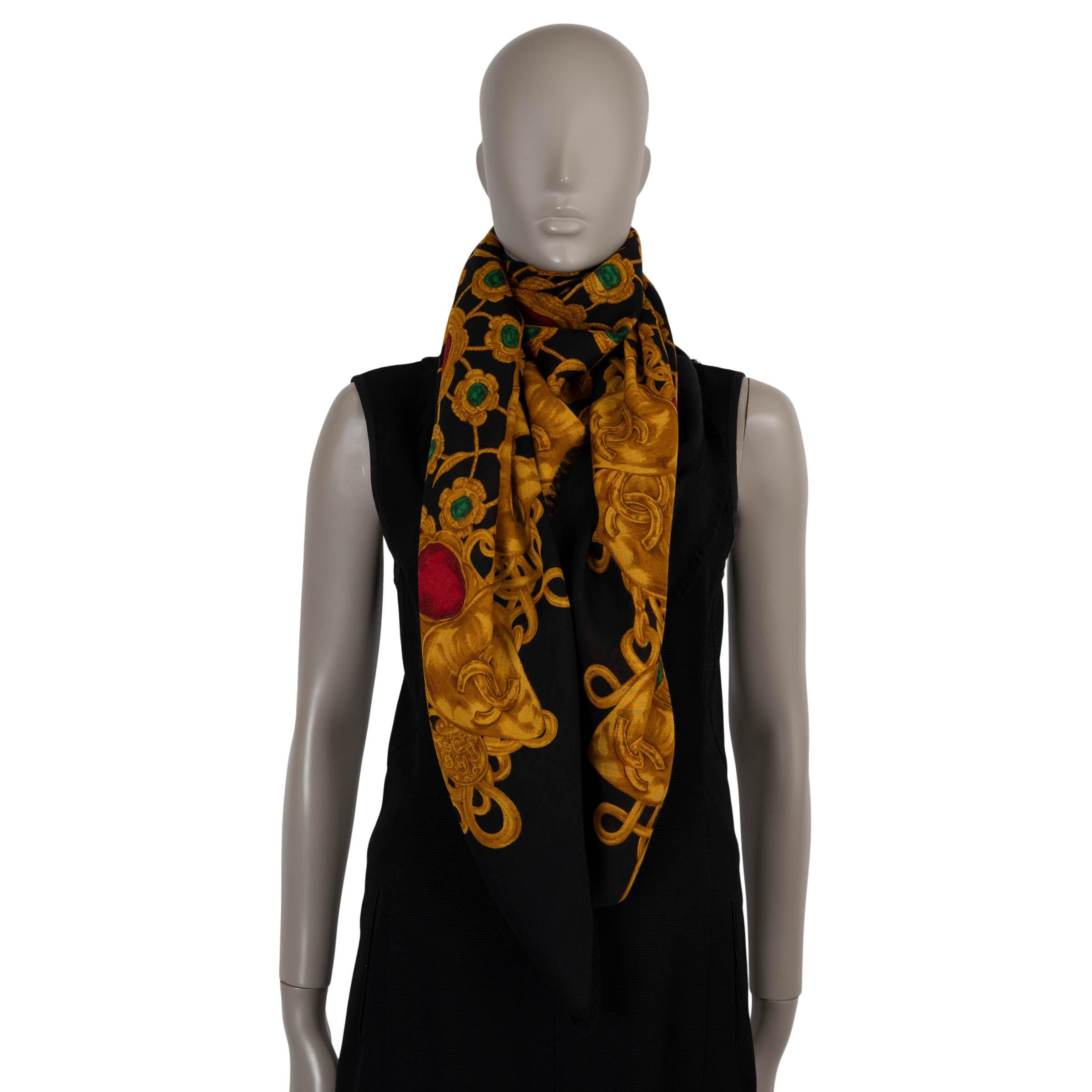 Donna Sciarpa scialle XL di Chanel in lana e seta color oro e nero in vendita