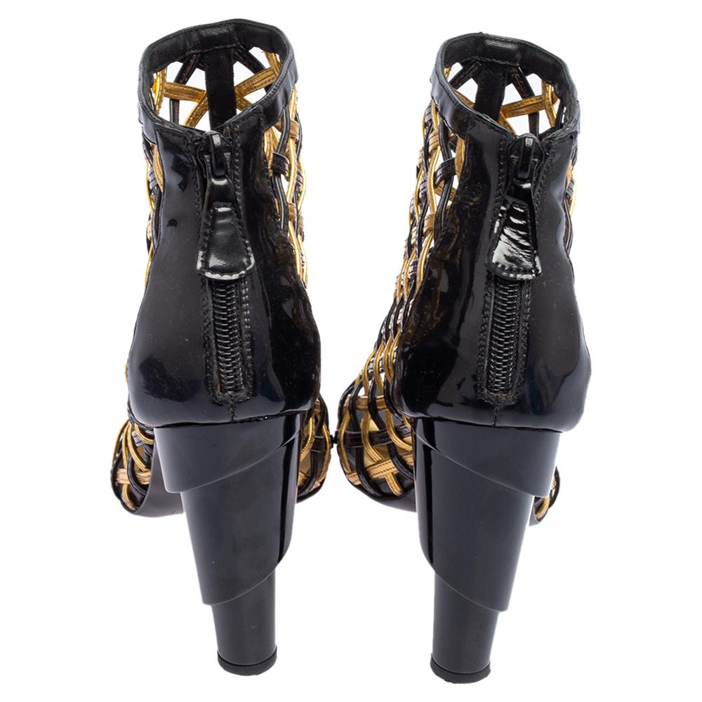 Nero Chanel nero/oro, pelle intrecciata con gabbia, punta aperta e tacco a spirale, stivali taglia 37,5