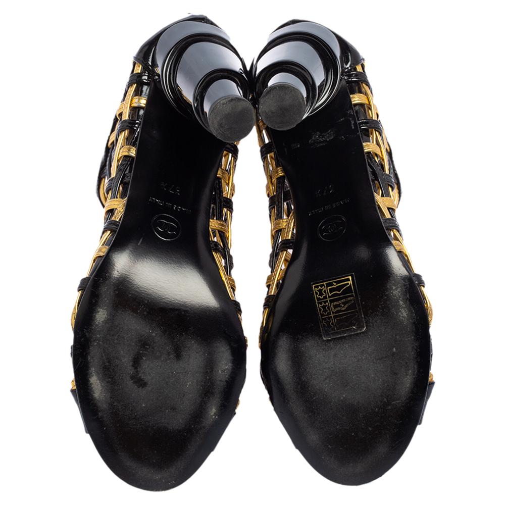 Chanel nero/oro, pelle intrecciata con gabbia, punta aperta e tacco a spirale, stivali taglia 37,5 In condizioni buone a Dubai, Al Qouz 2