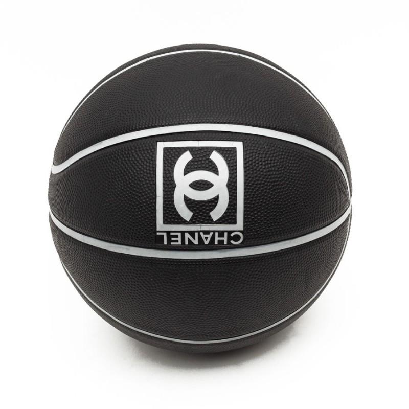 CHANEL basketball, gray stripes
Logo in two places. VIP gift.
Collector 
Never used, this basketball dates from the 2000s. Diameter 23.5 cm. VIP gift.