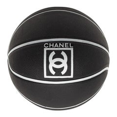 CHANEL Basket-ball noir grainé avec bandes grises