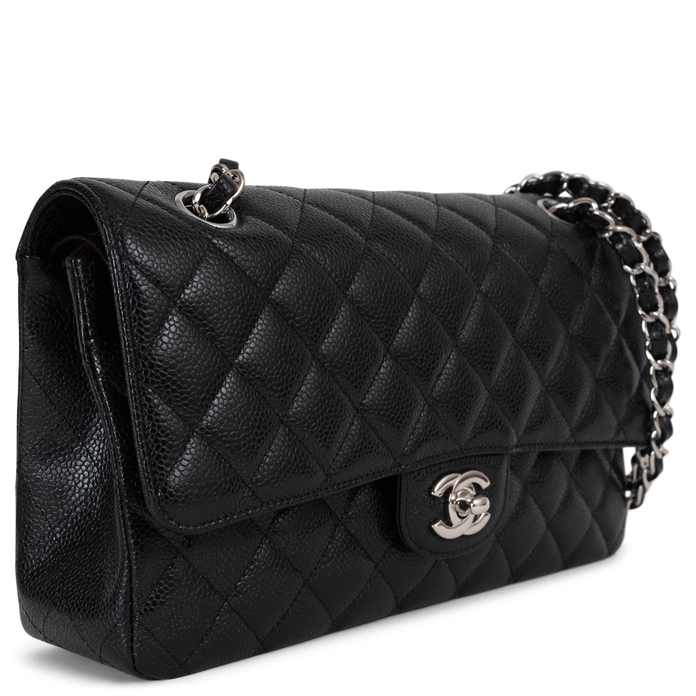 Diese 100% authentische Chanel Classic 11.12 Medium Tasche mit doppeltem Überschlag aus schwarzem genarbtem Kalbsleder Caviar ist der Inbegriff zeitloser Eleganz. Sie ist mit silberfarbener Hardware akzentuiert und verfügt über den