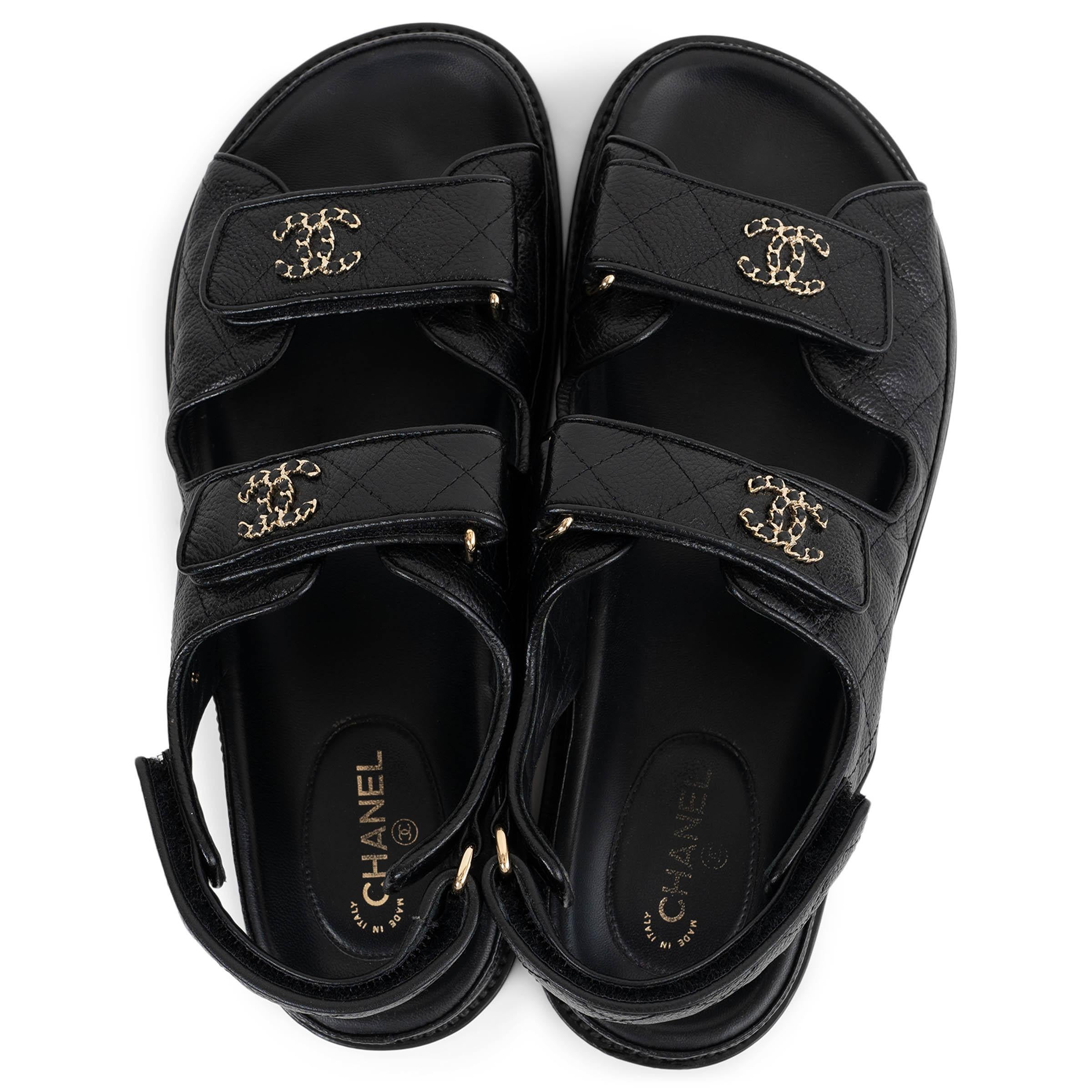 CHANEL schwarz genarbtes Leder REV DAD Sandalen Schuhe 38.5 im Angebot 1