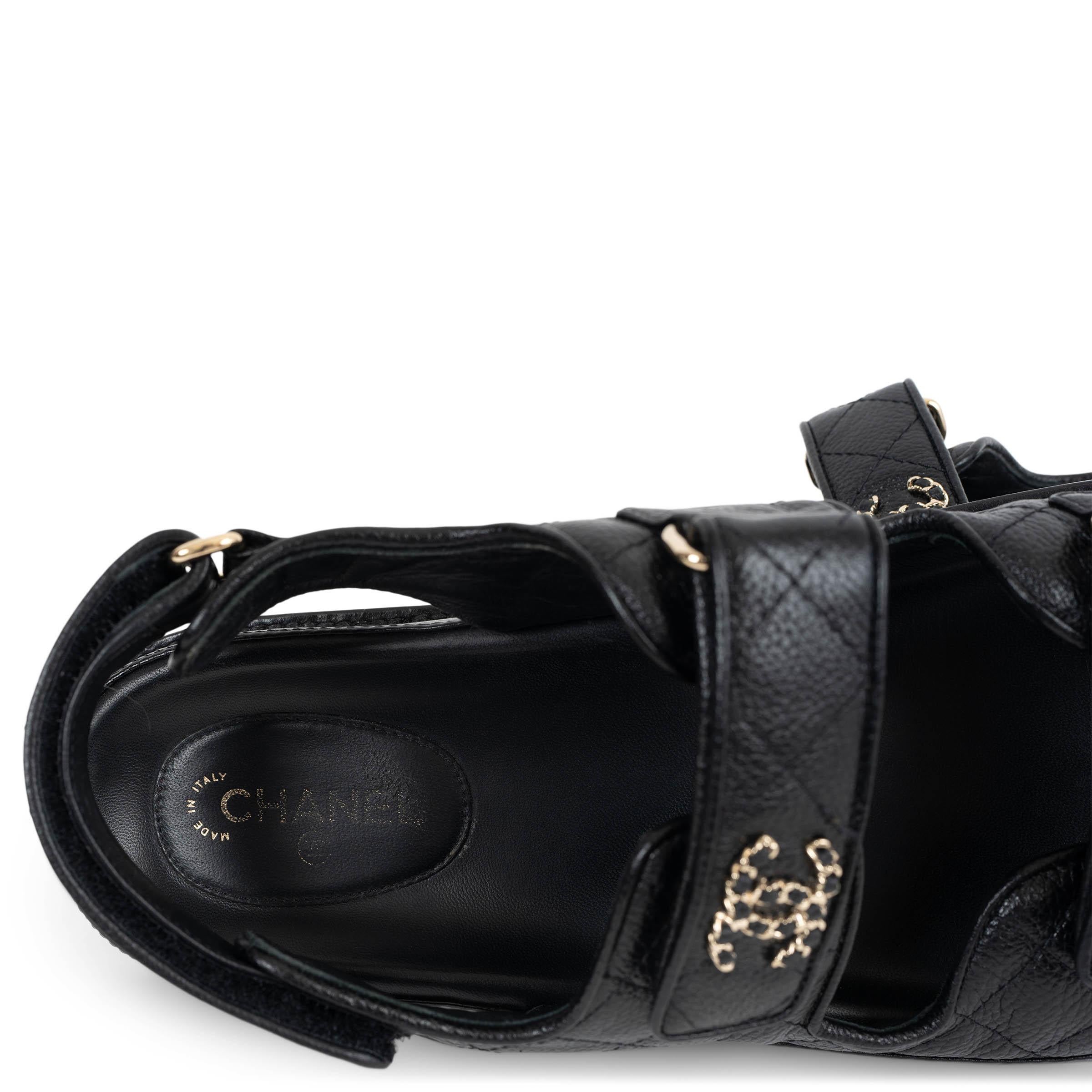 CHANEL schwarz genarbtes Leder REV DAD Sandalen Schuhe 38.5 im Angebot 3