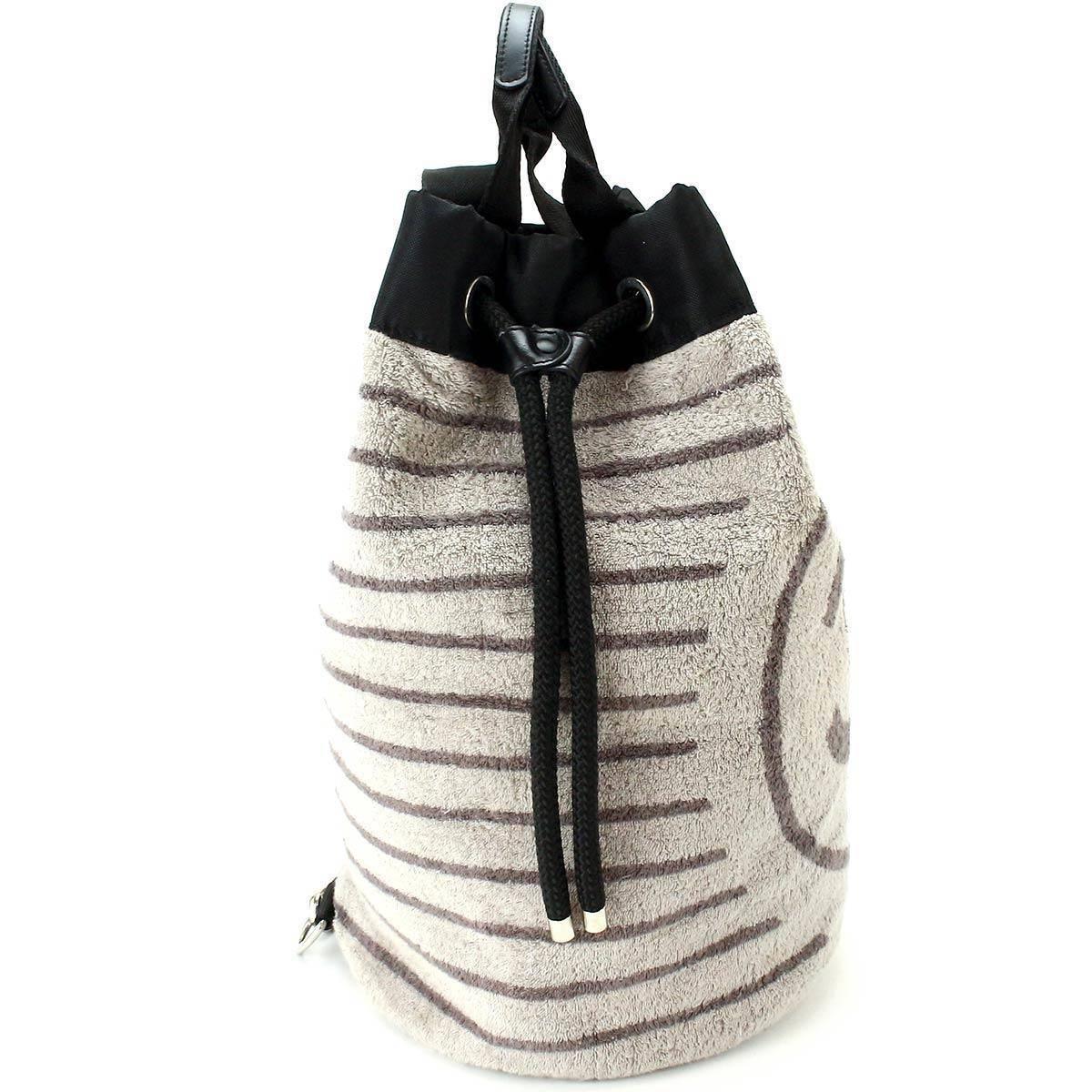 Chanel CC Bucket Travel Slingback Backpack Umhängetasche mit Griff in Schwarz und Grau im Zustand „Gut“ im Angebot in Chicago, IL