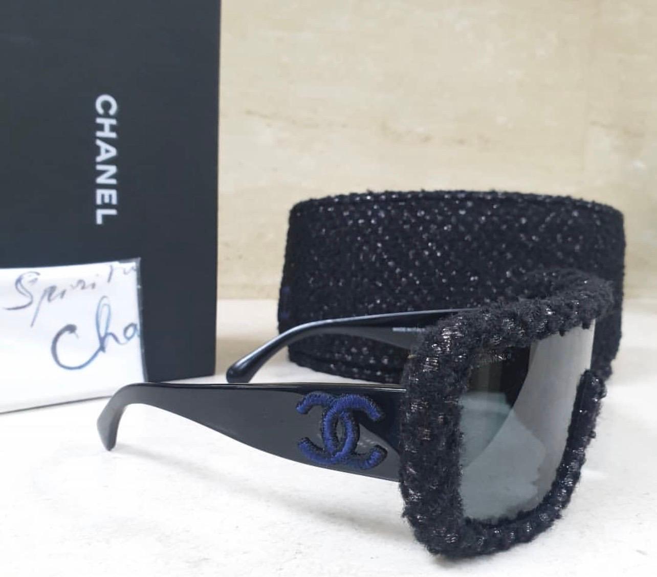 Chanel - Shield Sunglasses - Black Gray - Chanel Eyewear

Shield sunglasses with acetate and tweed frames.

Details

Acetate & Tweed

Black. Lenses: Gray

Features

100% UVA and UVB Protection CE - Lenses are UV Category Filter 3

Made in