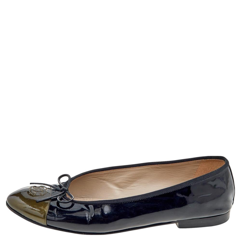 A pair of chic ballet flats for you to elevate your style! These Chanel flats come crafted from patent leather and feature the iconic CC logo detailed on the cap toes. They flaunt delicate bows on the uppers and come equipped with comfortable