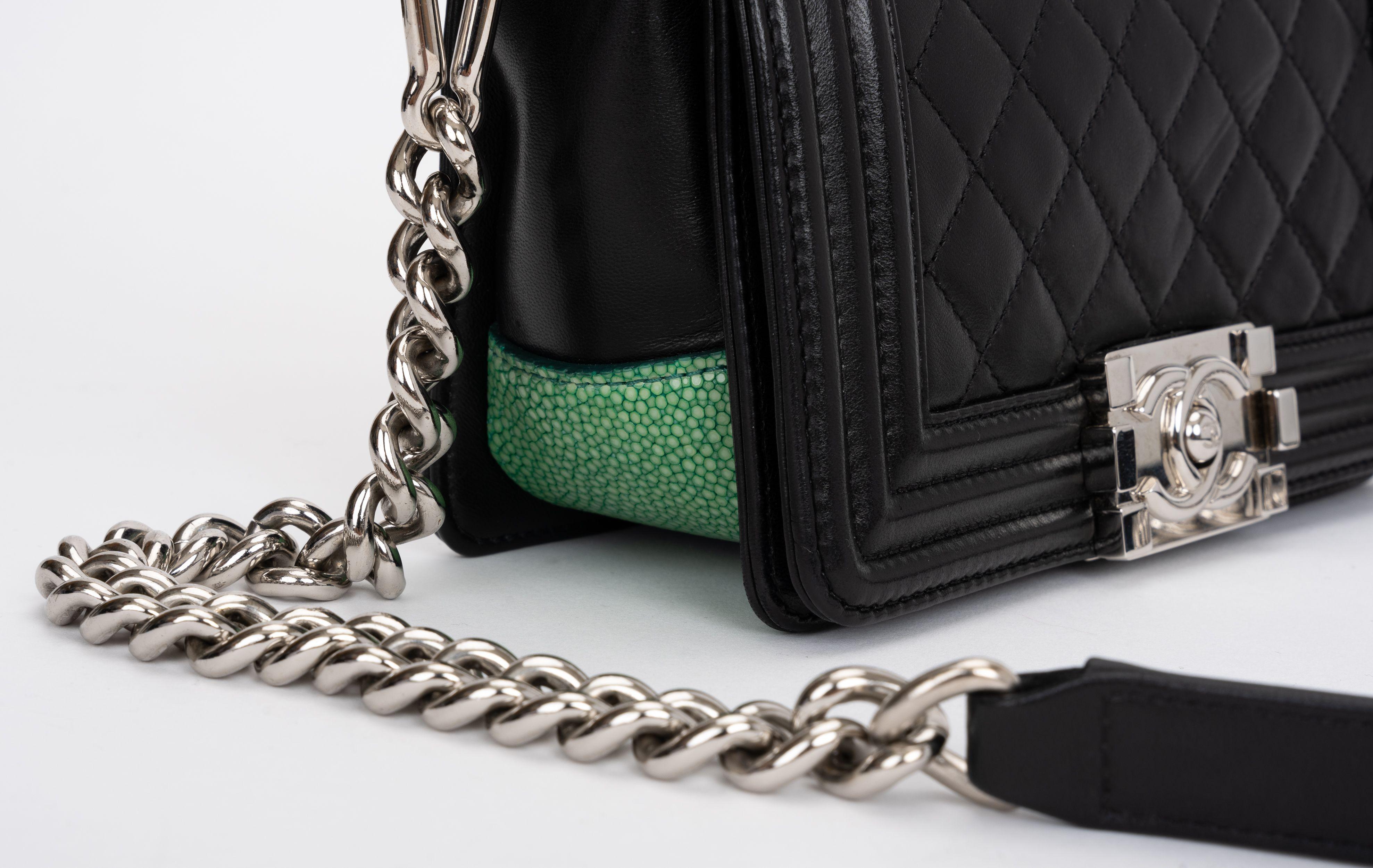Petit sac à main Chanel en galuchat noir et vert en vente 7