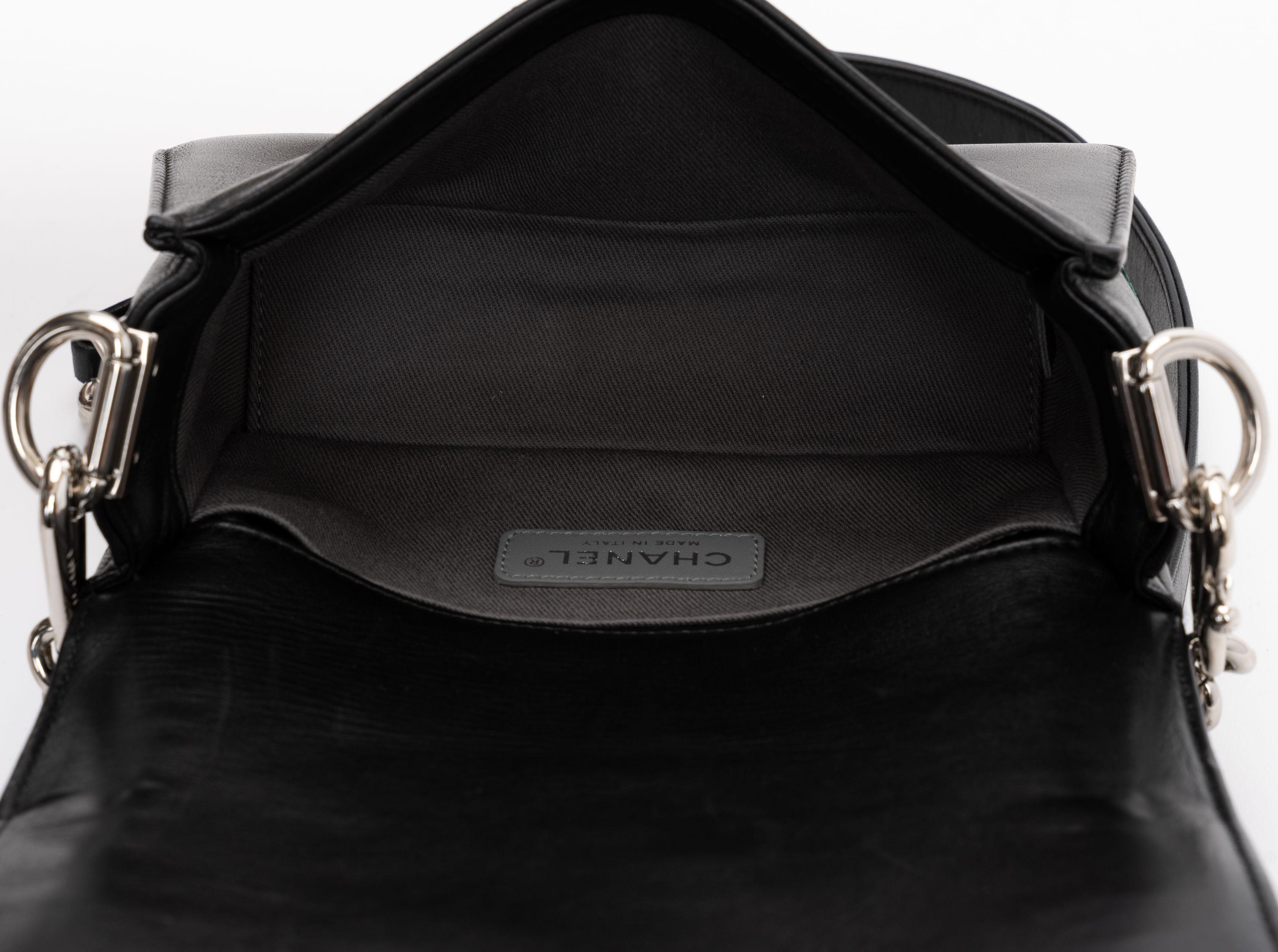 Chanel Negro Verde Raya Pequeño Boybag en Excelente estado para la venta en West Hollywood, CA