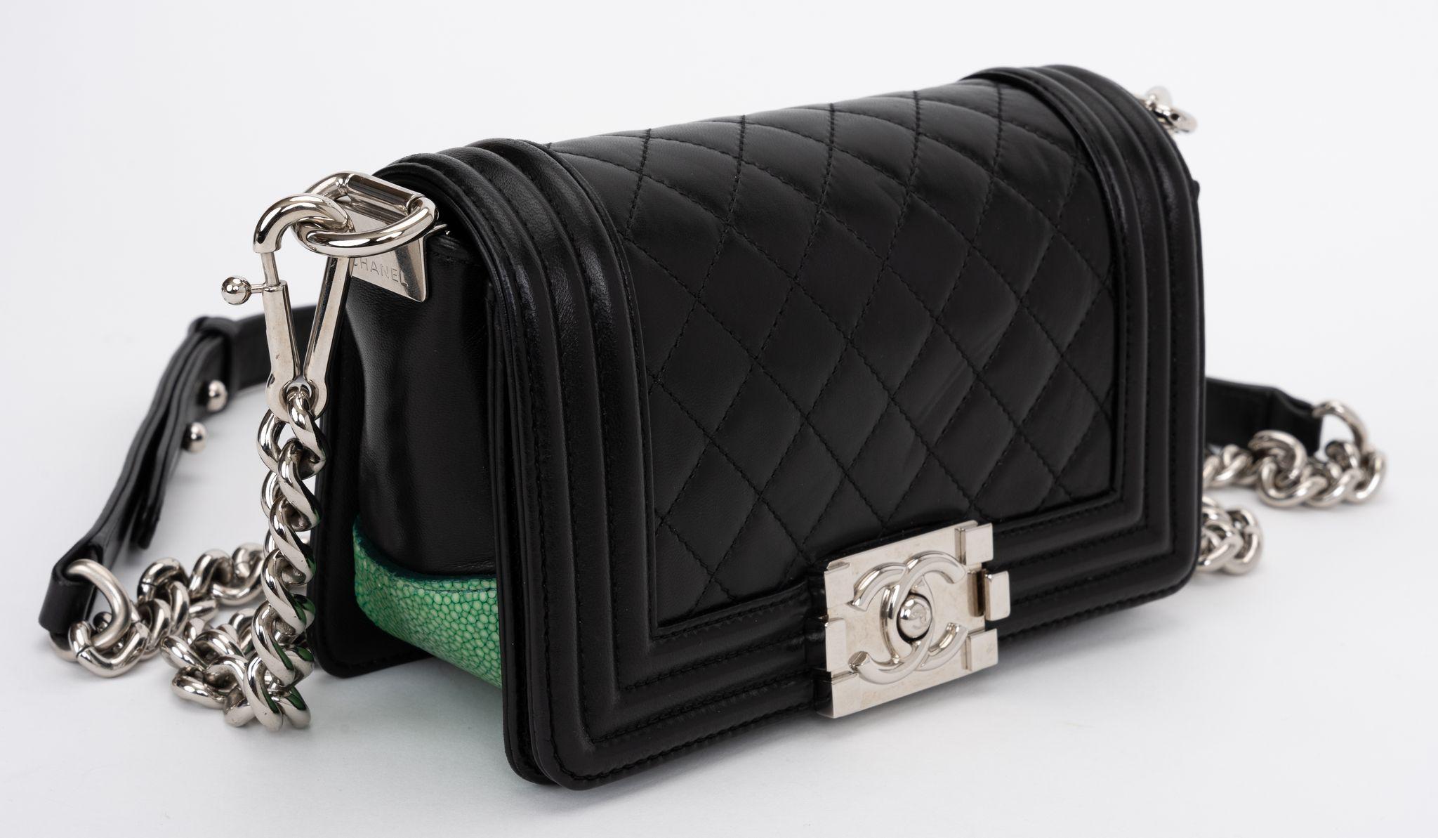Petit sac à main Chanel en galuchat noir et vert Pour femmes en vente