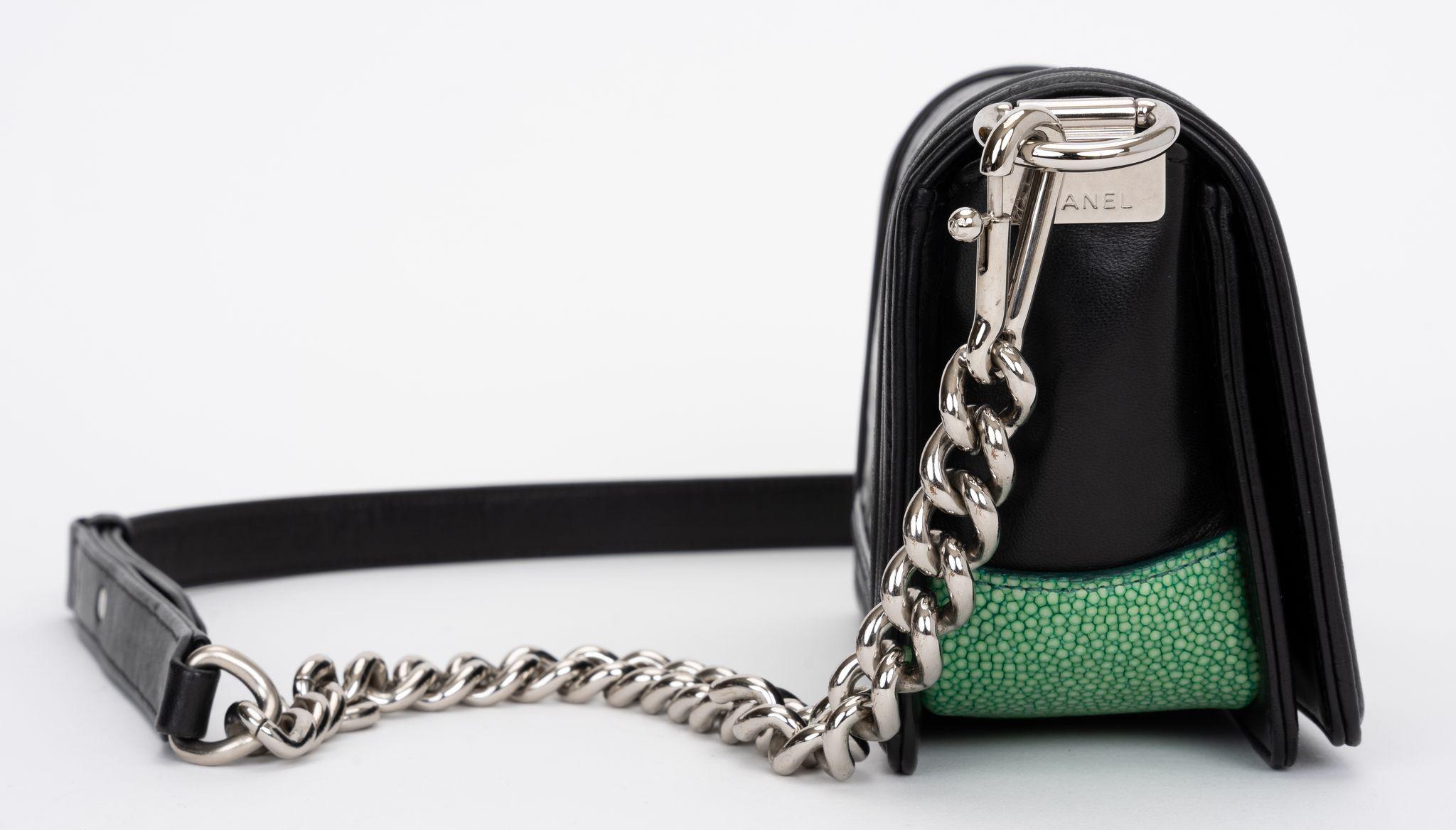Petit sac à main Chanel en galuchat noir et vert en vente 1