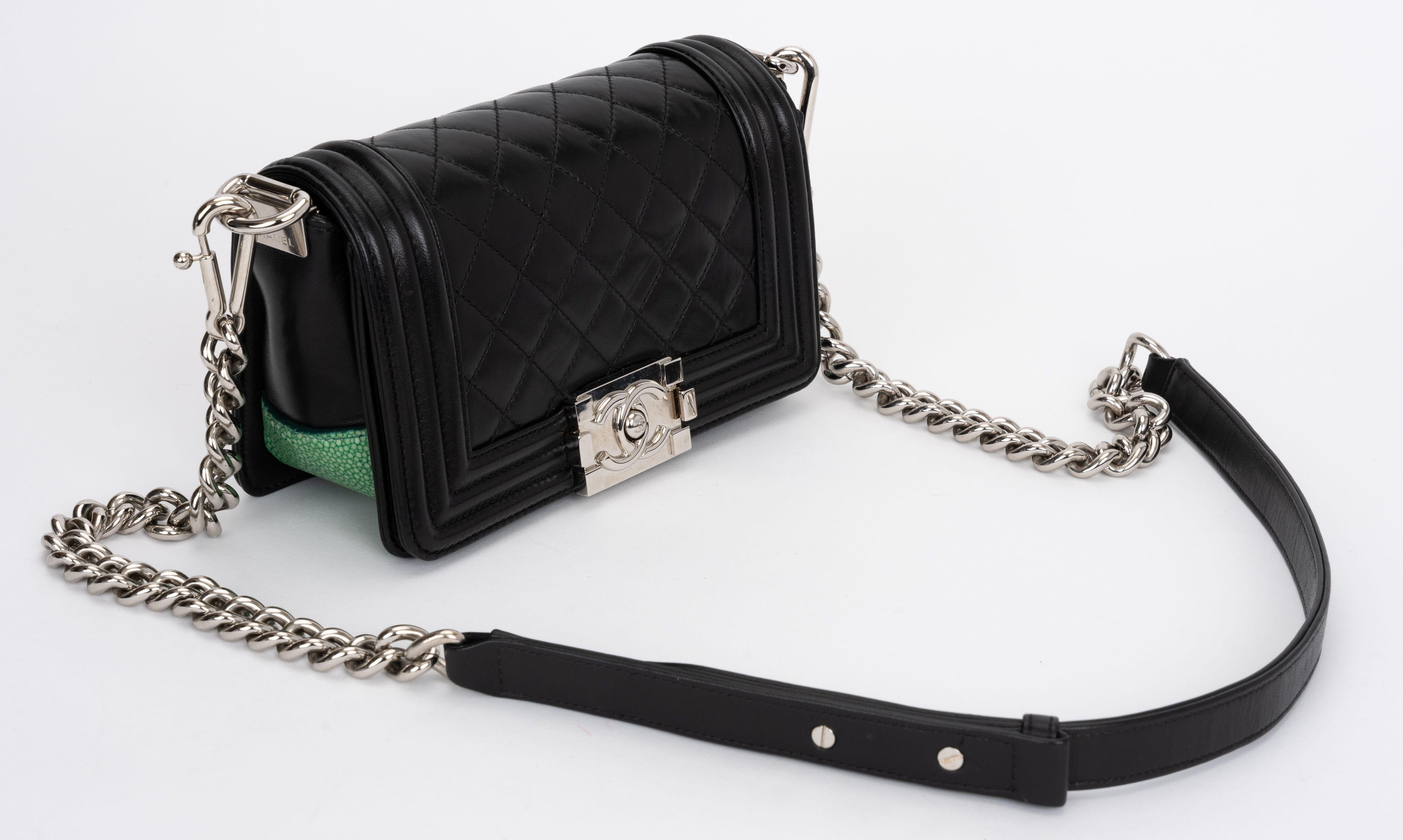 Petit sac à main Chanel en galuchat noir et vert en vente 3