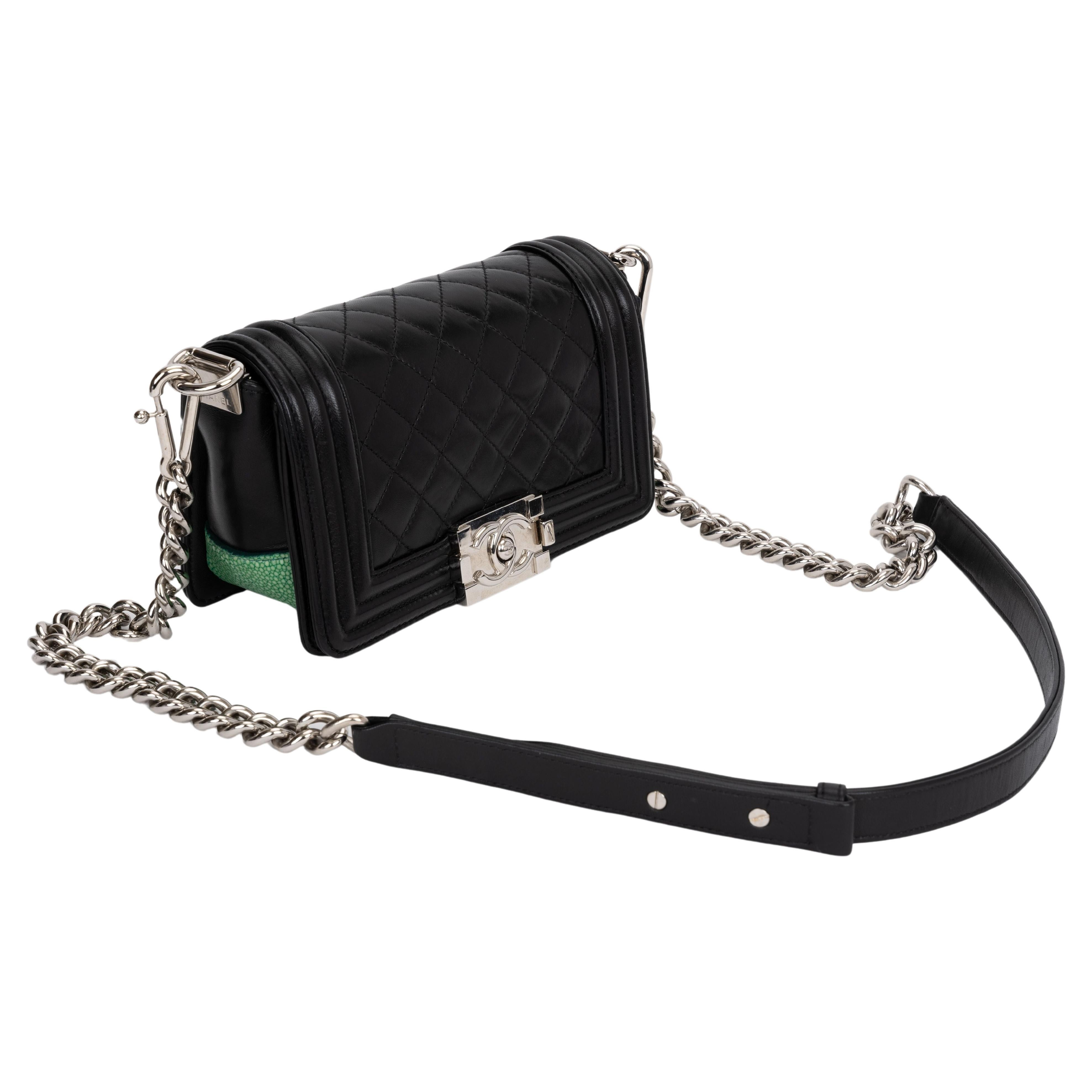 Petit sac à main Chanel en galuchat noir et vert en vente