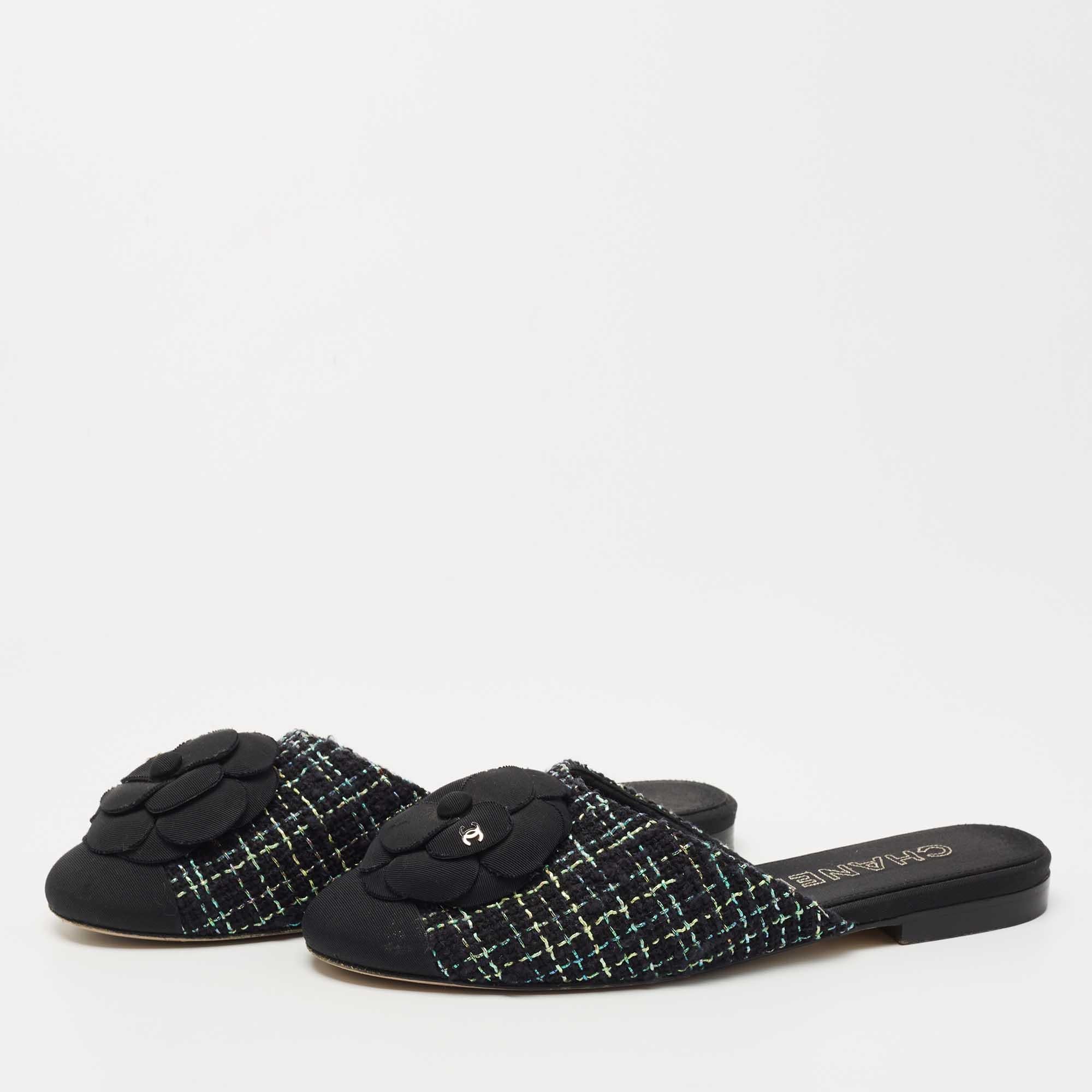 Chanel Black/Green Tweed and Fabric CC Camelia Flat Mules Size 38.5 In Good Condition In Dubai, Al Qouz 2
