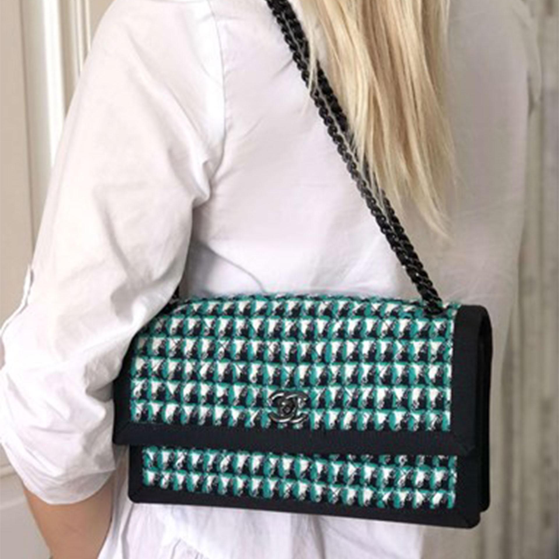 Chanel Negro Verde Blanco Tweed Pata de gallo Crossbody Bolso clásico con solapa en Bueno estado para la venta en Miami, FL