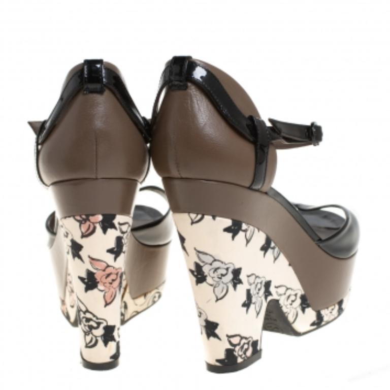 Chanel Black/Grey Patent And Leather Wedge Sandals Side 39.5 In Good Condition For Sale In Dubai, Al Qouz 2