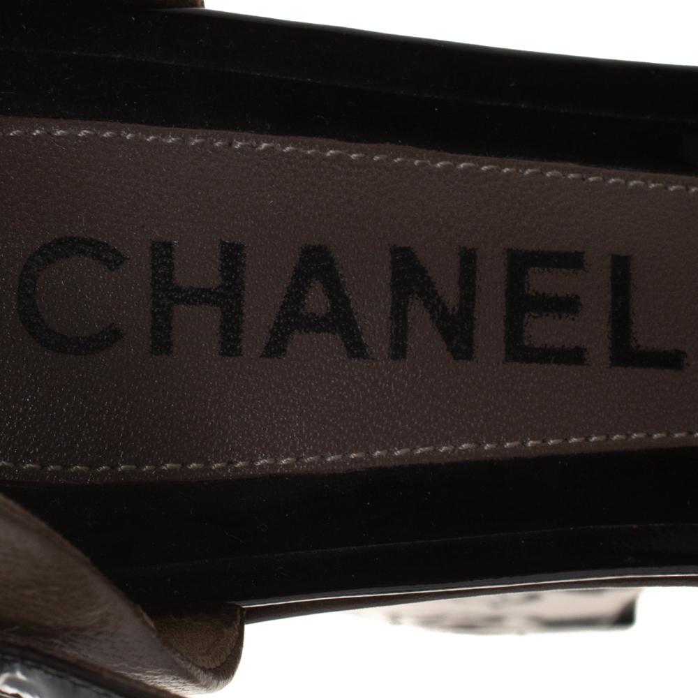 Chanel Black/Grey Patent And Leather Wedge Sandals Side 39.5 In Good Condition For Sale In Dubai, Al Qouz 2