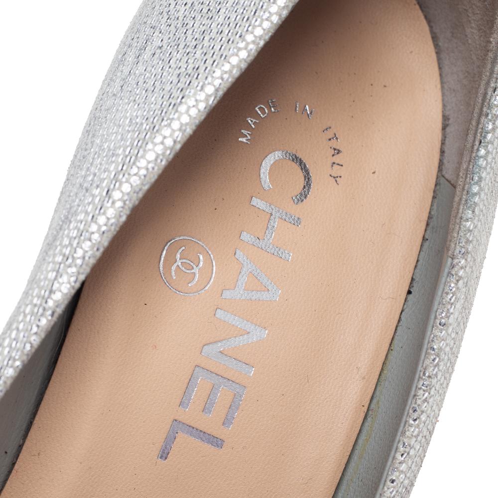 These stylish and glamorous pumps come from the iconic house of Chanel. Crafted from grey suede, they are absolute must-haves. They are styled with black cap-toes, 10 cm heels adorned with a petite CC logo, and durable leather soles.

Includes;'