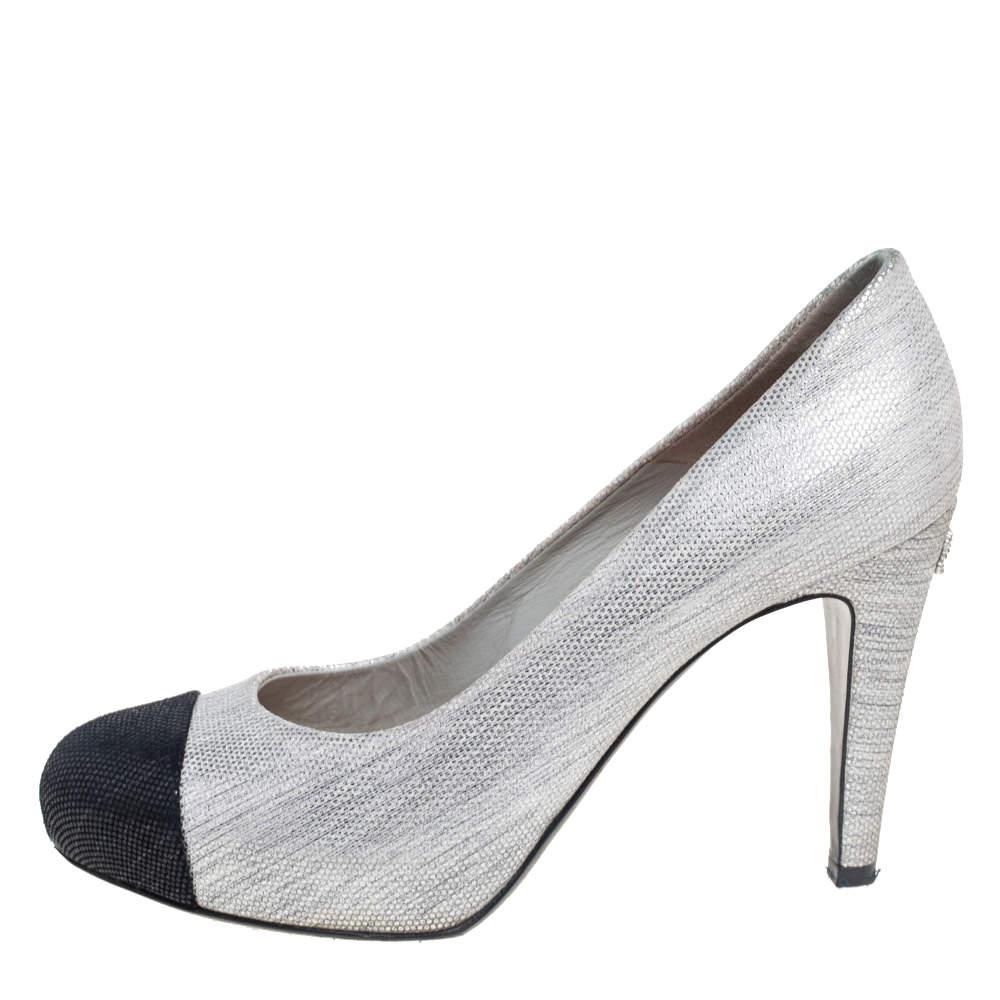 These stylish and glamorous pumps come from the iconic house of Chanel. Crafted from grey suede, they are absolute must-haves. They are styled with black cap-toes, 10 cm heels adorned with a petite CC logo, and durable leather soles.

Includes: