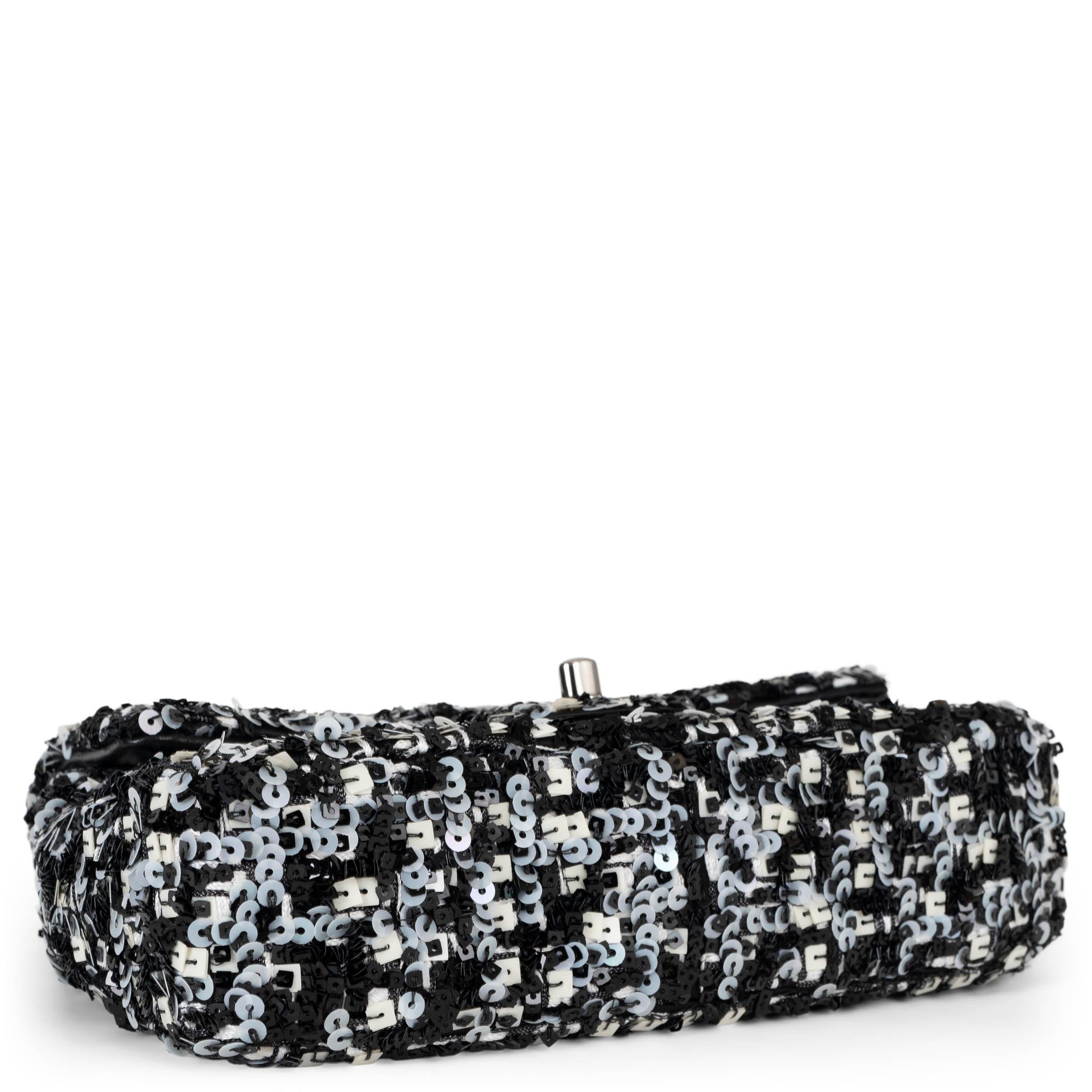 CHANEL noir gris blanc 20K SEQUIN CLASSIC MINI FLAP Bag Pour femmes en vente