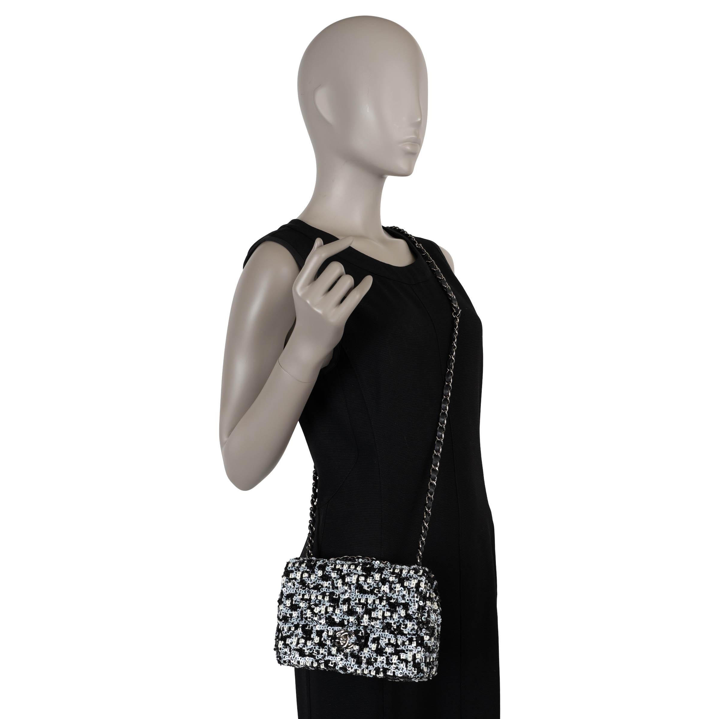 CHANEL noir gris blanc 20K SEQUIN CLASSIC MINI FLAP Bag en vente 5
