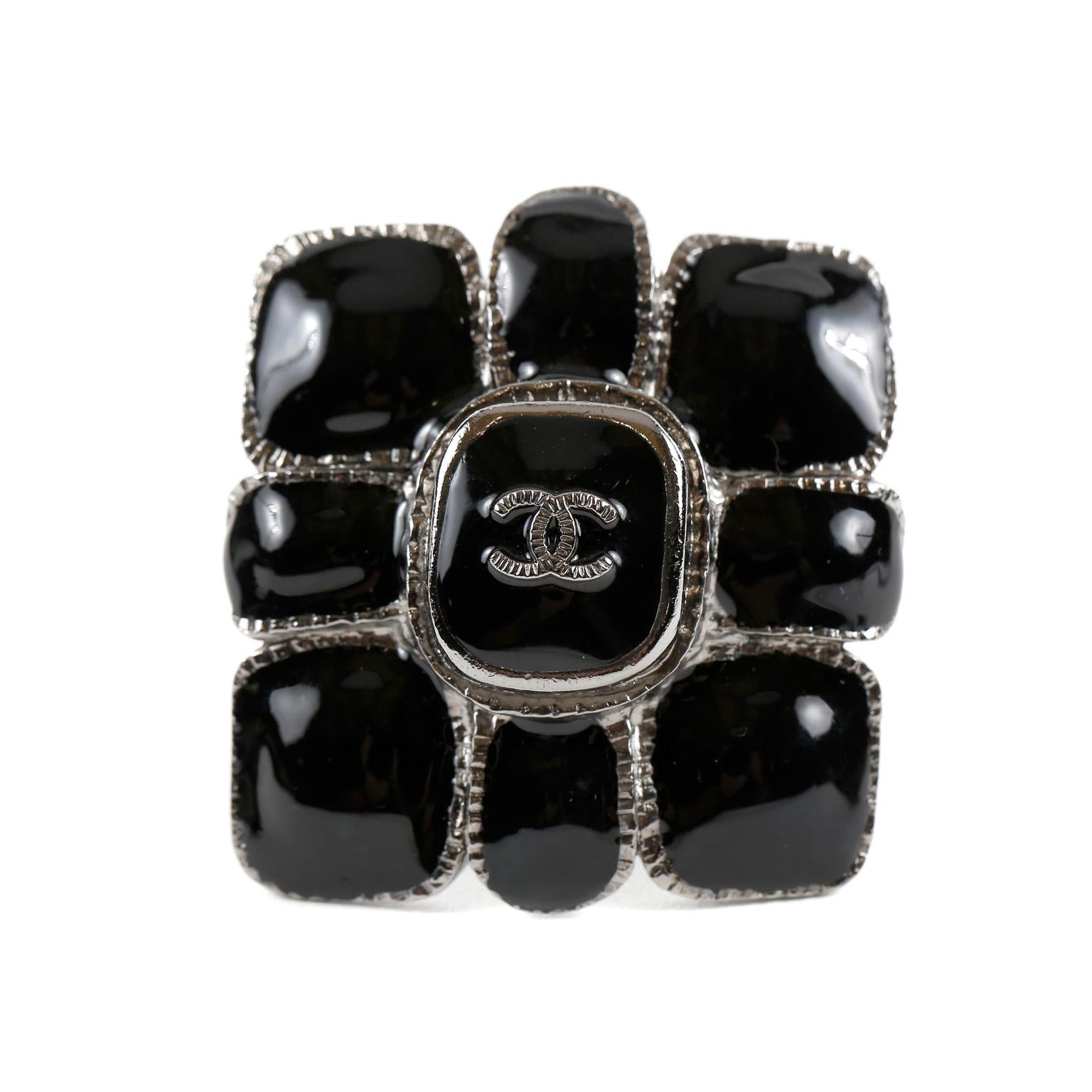 This authentic Chanel Black Gripoix CC Flower Pin is in excellent condition from the Fall 2008 collection.  Black glass stones with silver tone metal create a petaled flower with an interlocking cc in the center.   Made in France.

4.5 cm x 4.5 cm